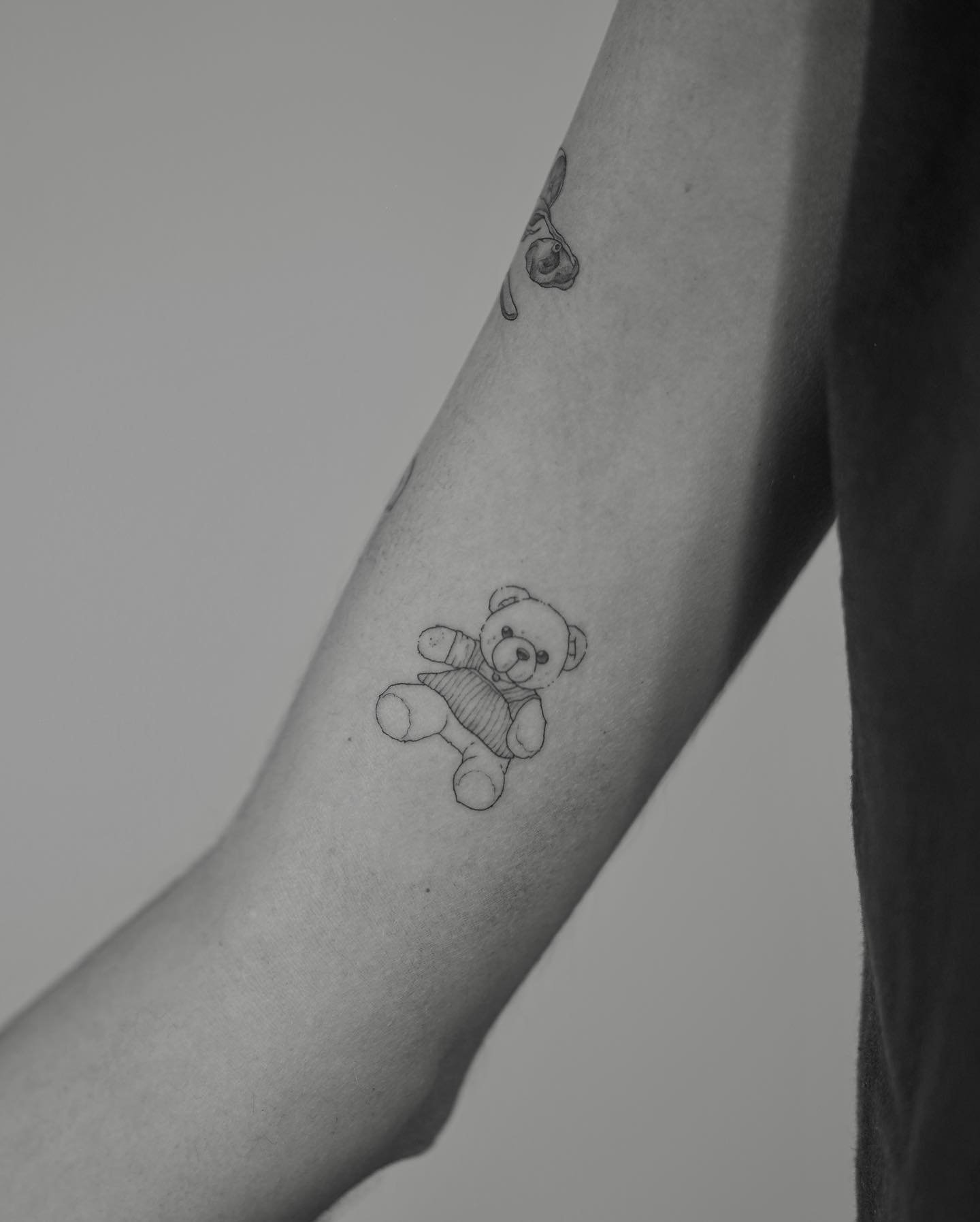 Tatuaje de diseño en antebrazo, línea fina Sinkply Madrid
