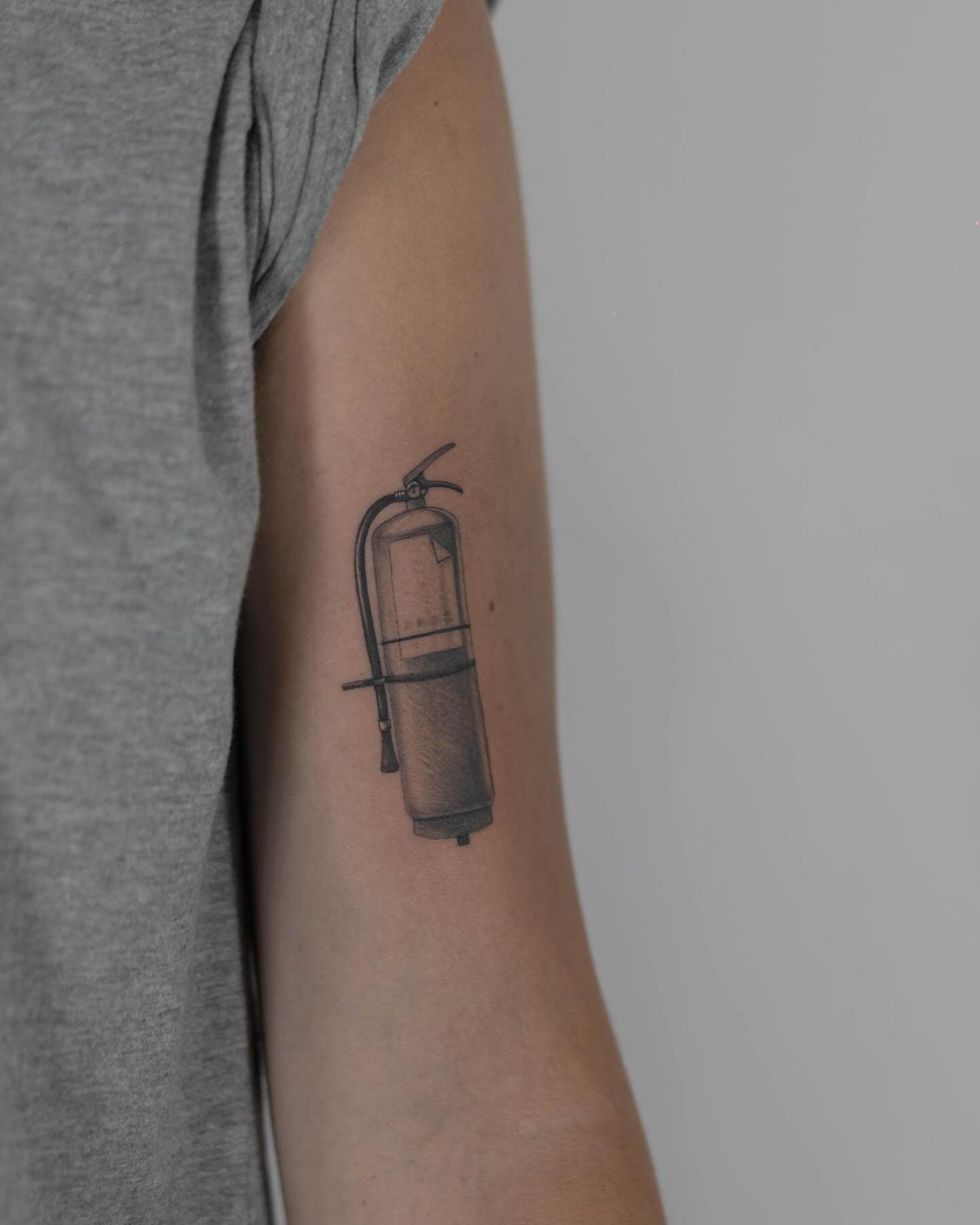 Tatuaje de diseño en antebrazo, línea fina Sinkply Madrid