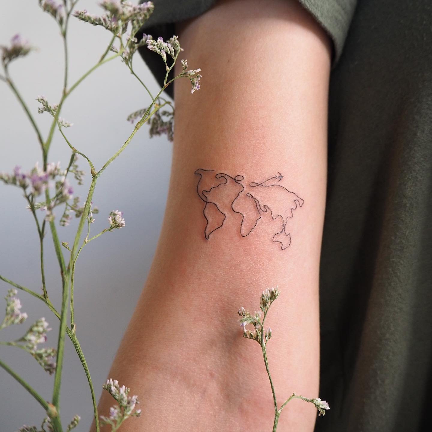 Tatuaje de diseño en antebrazo, línea fina Sinkply Madrid
