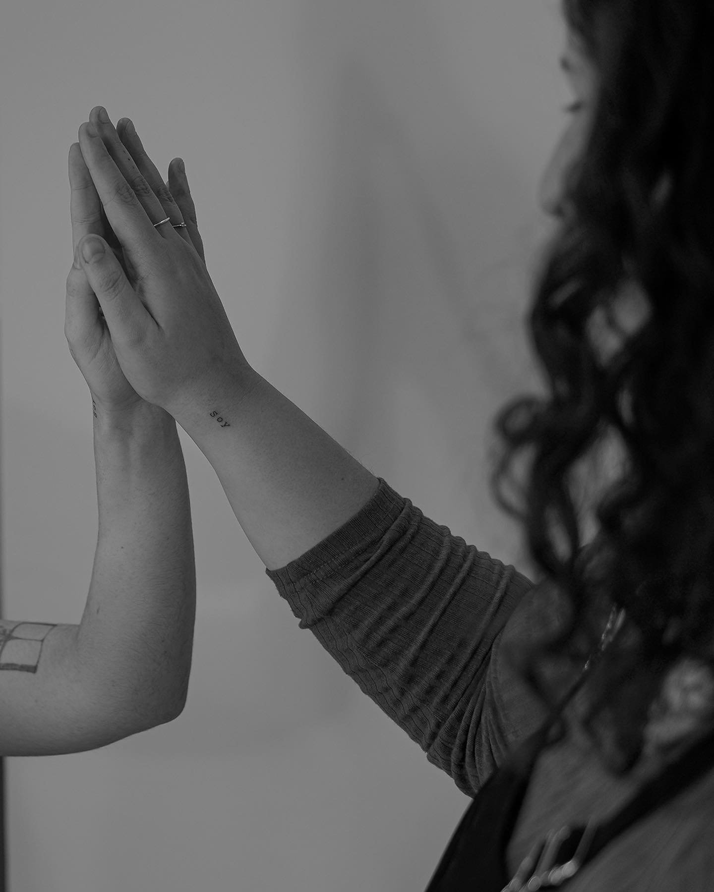 Tatuaje de diseño en antebrazo, línea fina Sinkply Madrid