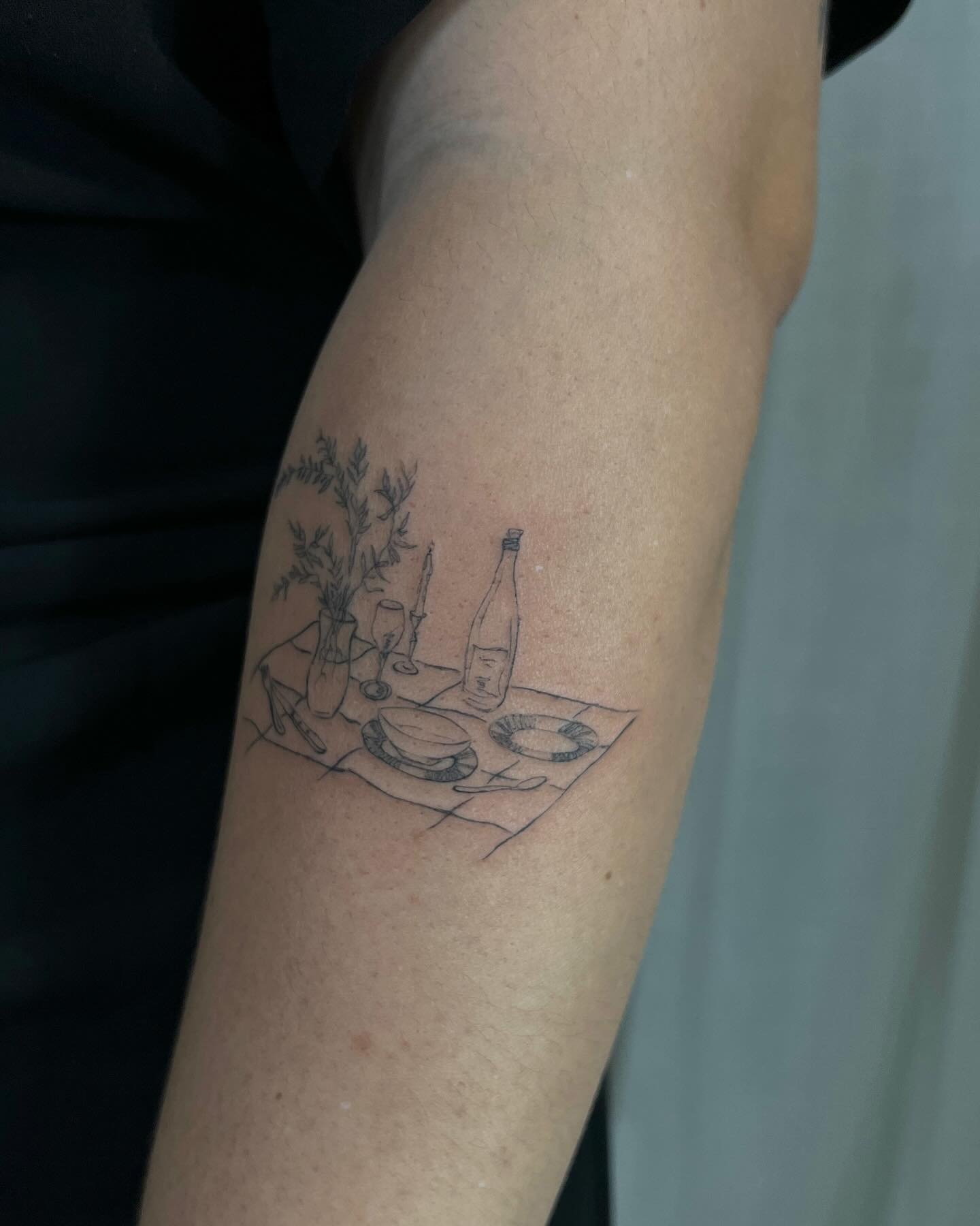 Tatuaje de diseño en antebrazo, línea fina Sinkply Madrid