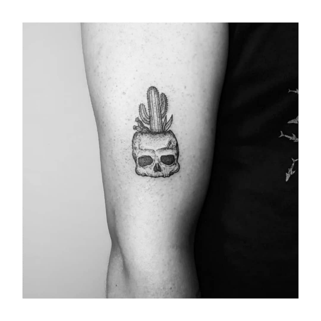 Tatuaje de diseño en antebrazo, línea fina Sinkply Madrid