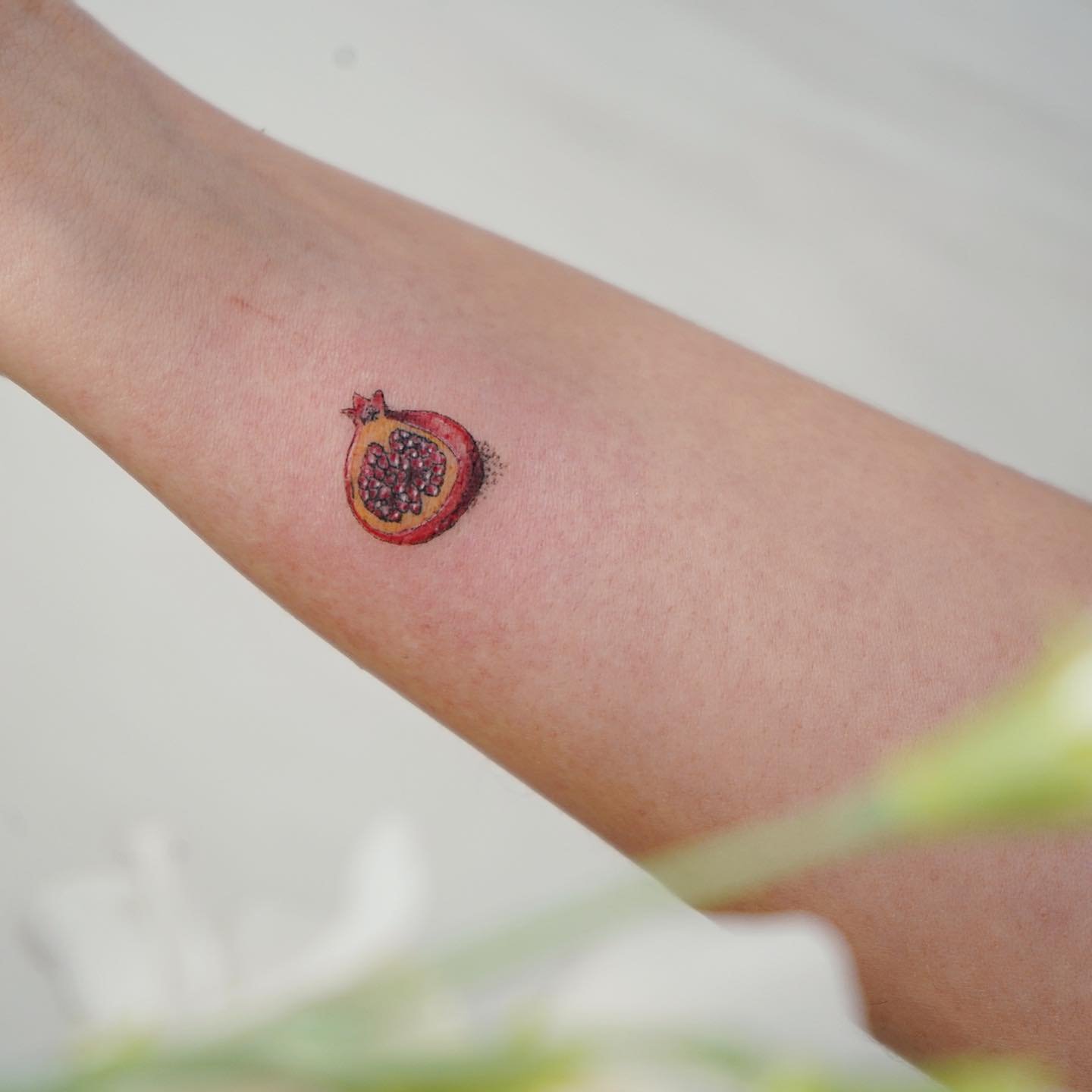 Tatuaje de diseño en antebrazo, línea fina Sinkply Madrid