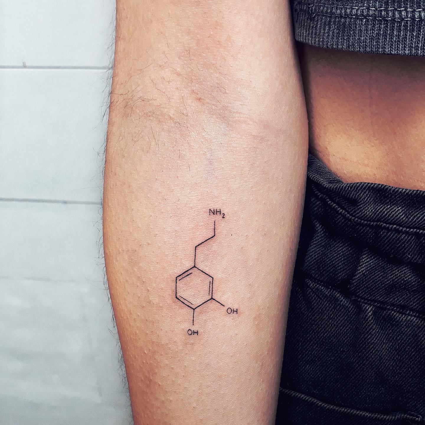 Tatuaje de diseño en antebrazo, línea fina Sinkply Madrid