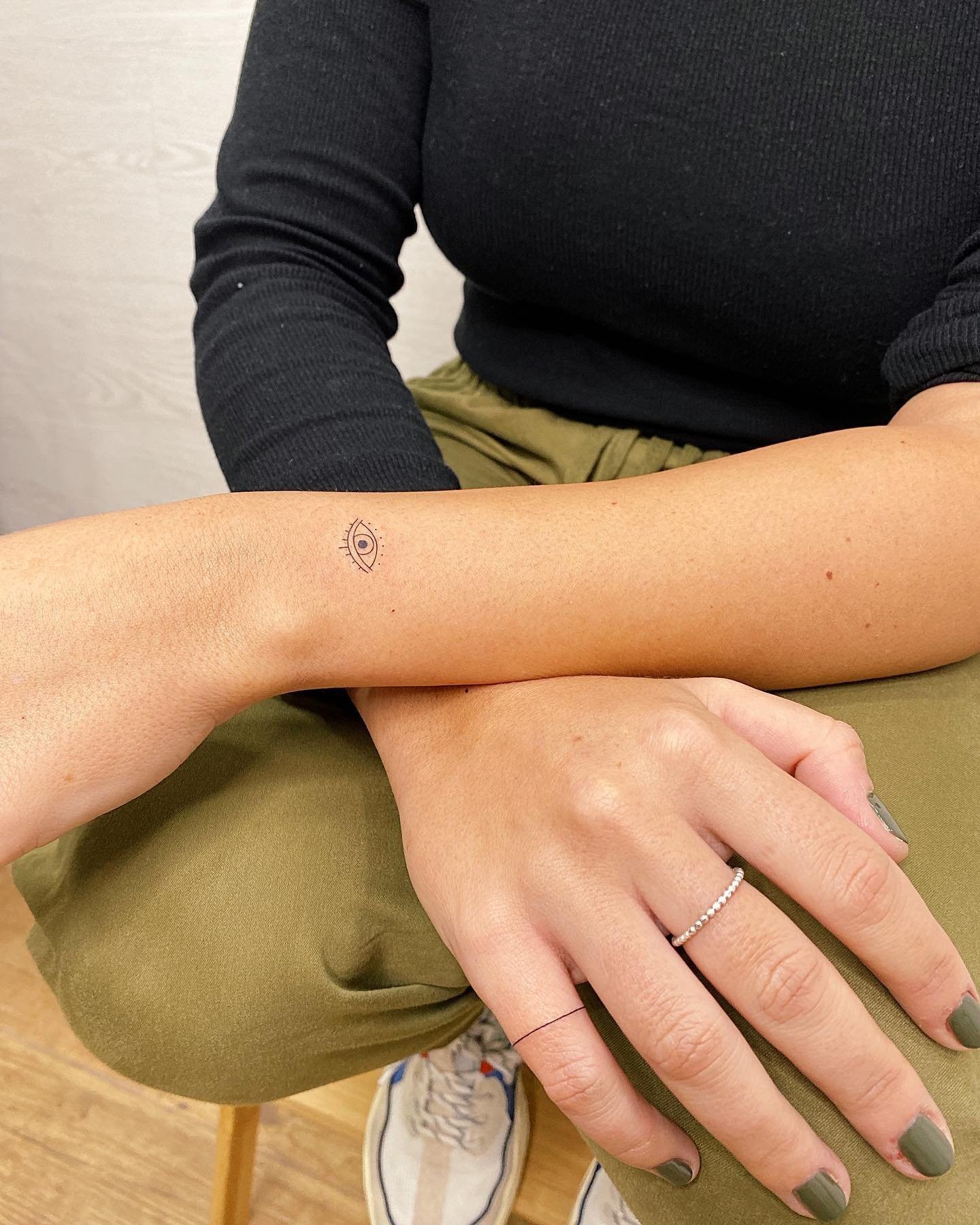 Tatuaje de diseño en antebrazo, línea fina Sinkply Madrid