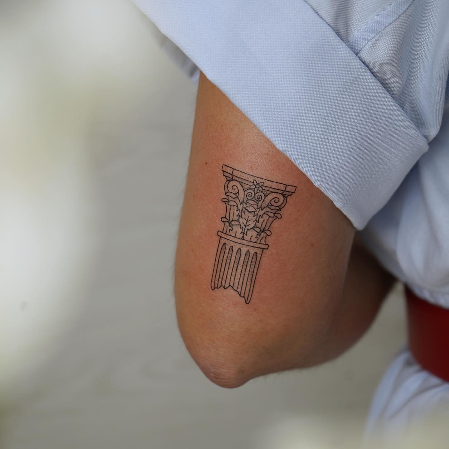 Tatuaje de diseño en antebrazo, línea fina Sinkply Madrid