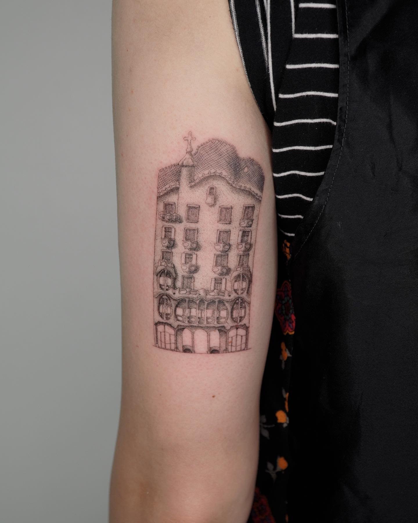 Tatuaje de diseño en antebrazo, línea fina Sinkply Madrid
