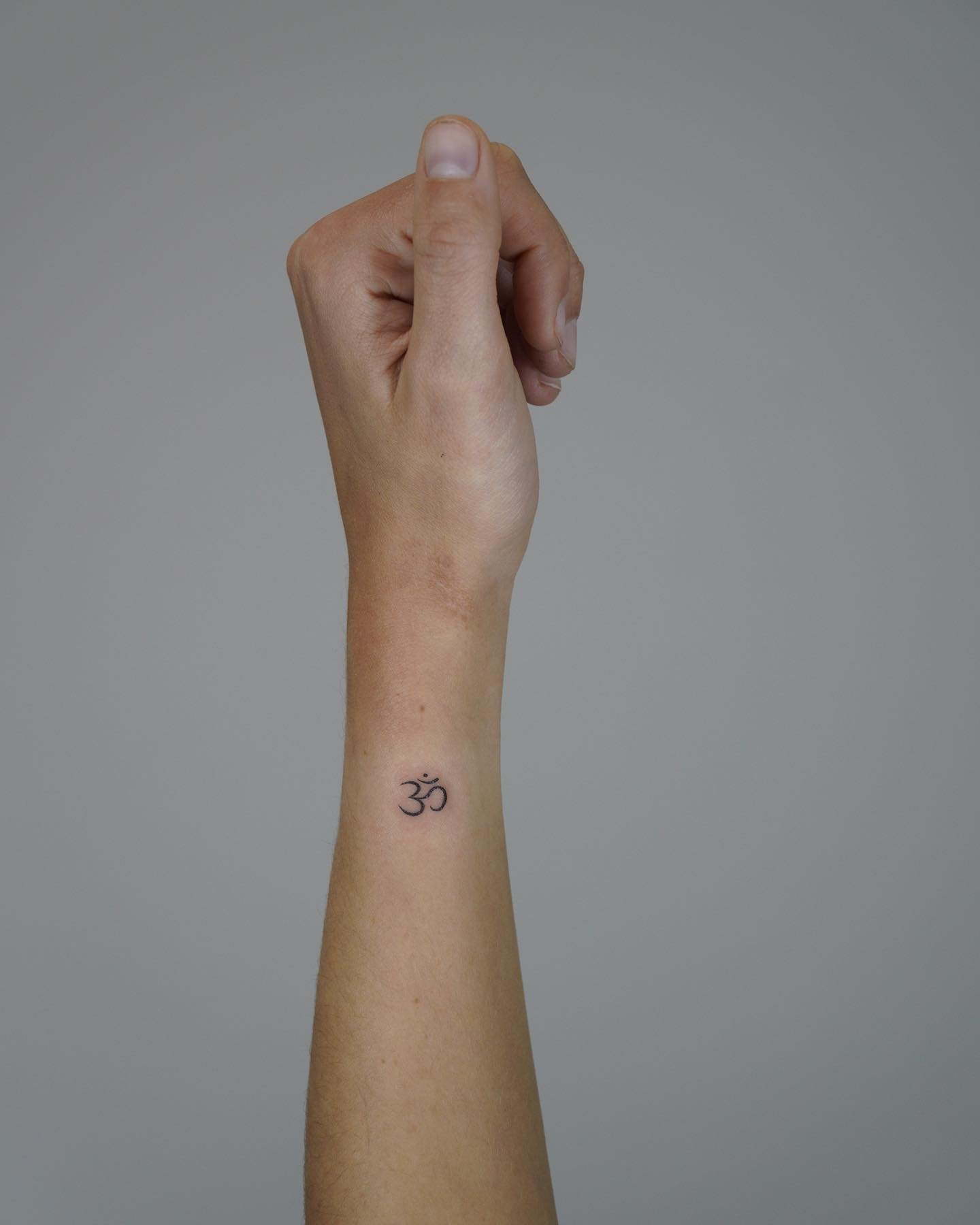 Tatuaje de diseño en antebrazo, línea fina Sinkply Madrid