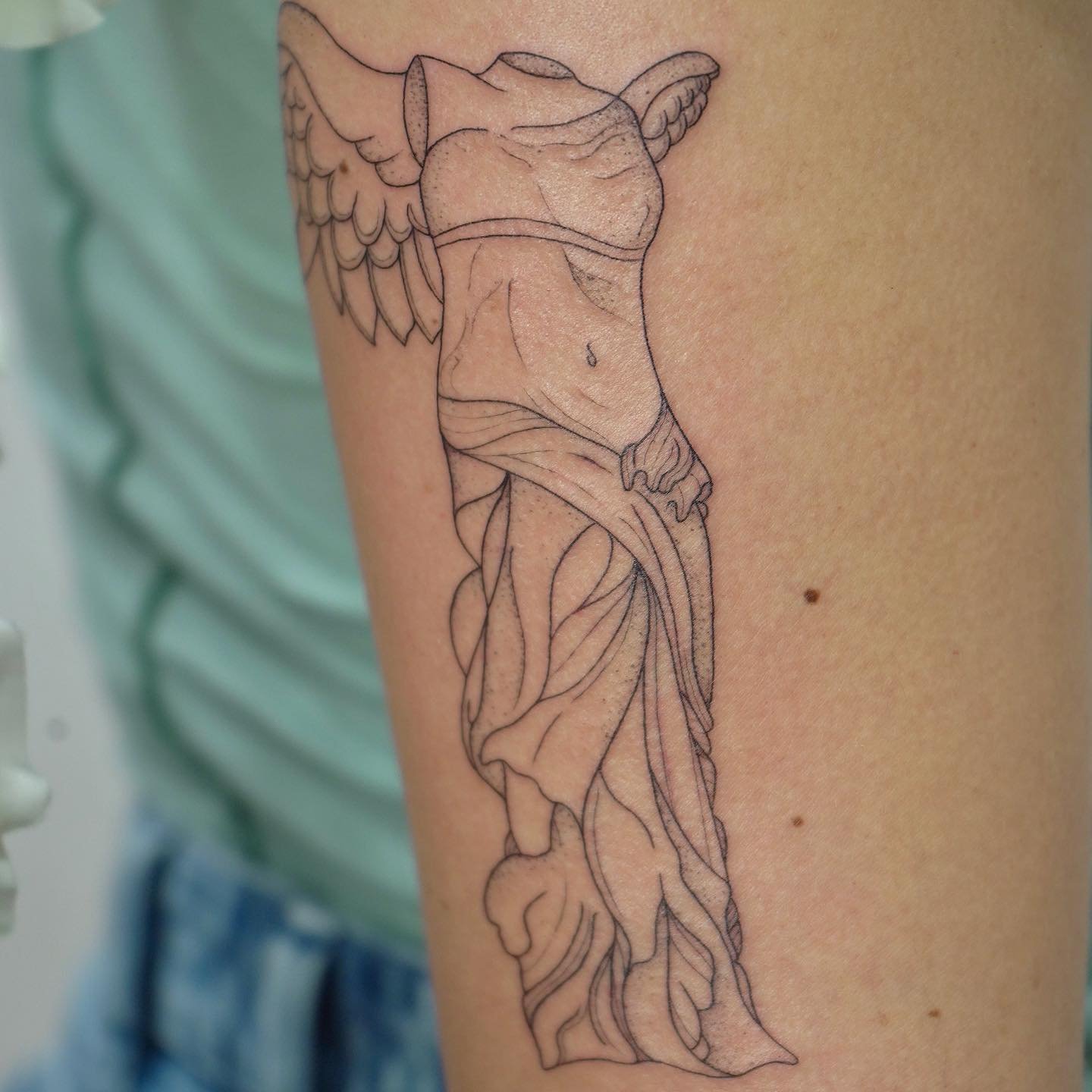 Tatuaje de diseño en antebrazo, línea fina Sinkply Madrid