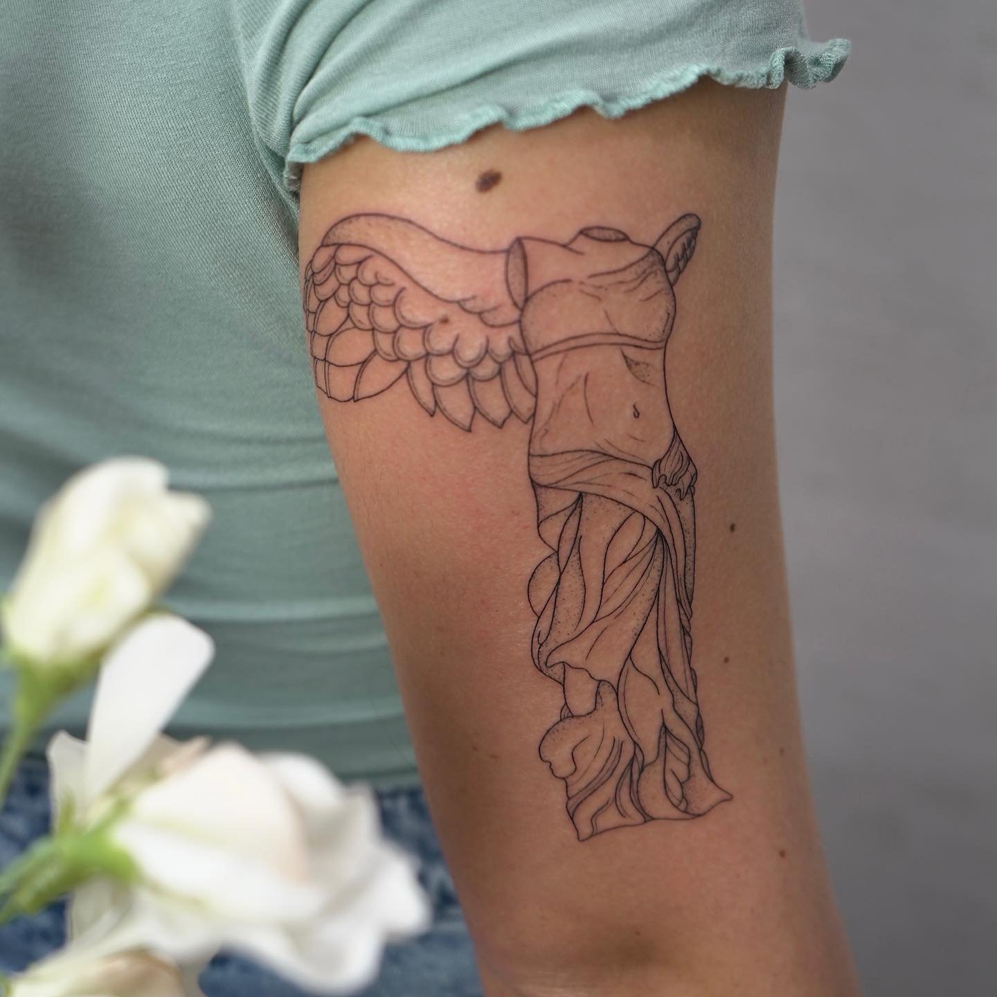 Tatuaje de diseño en antebrazo, línea fina Sinkply Madrid