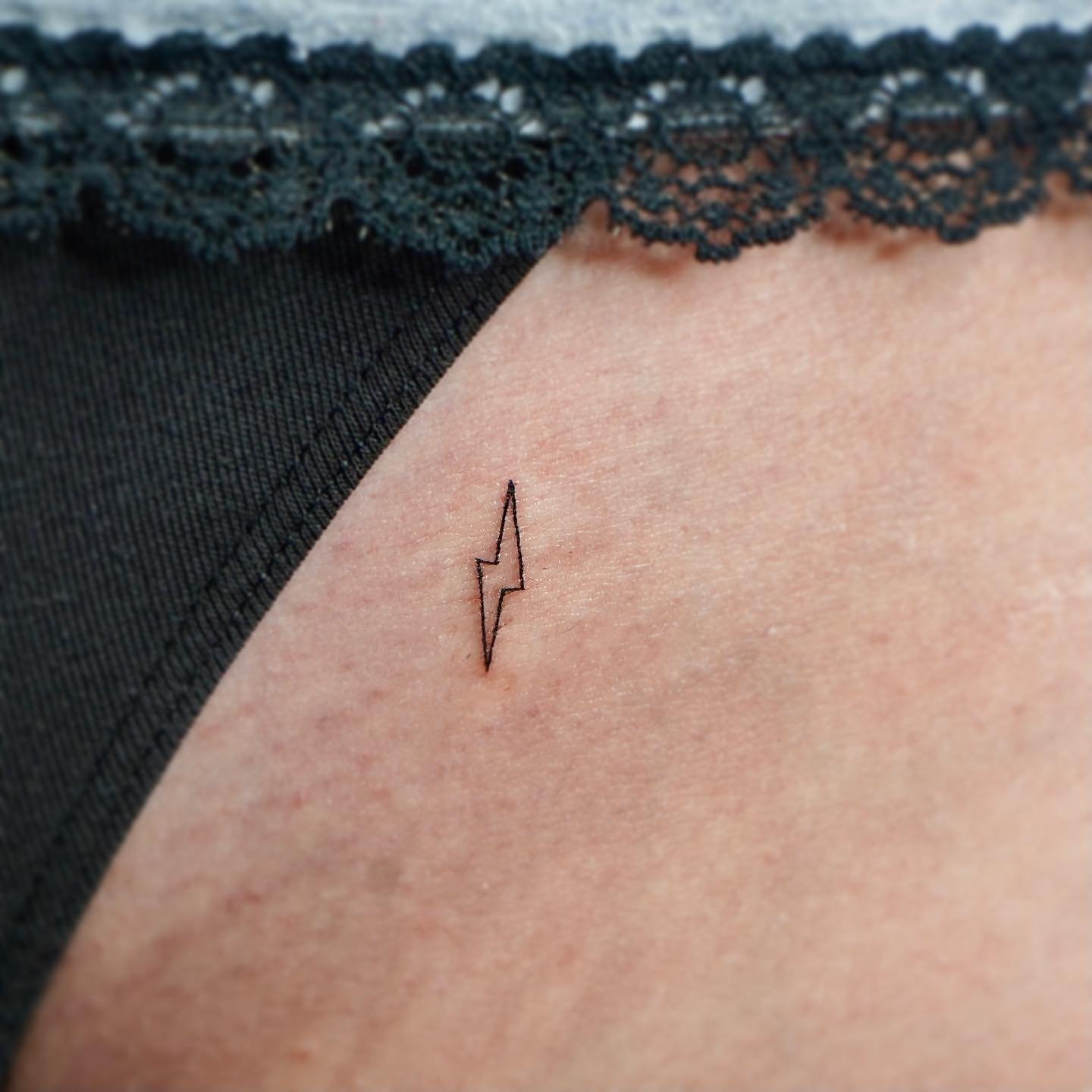 Tatuaje de diseño en antebrazo, línea fina Sinkply Madrid