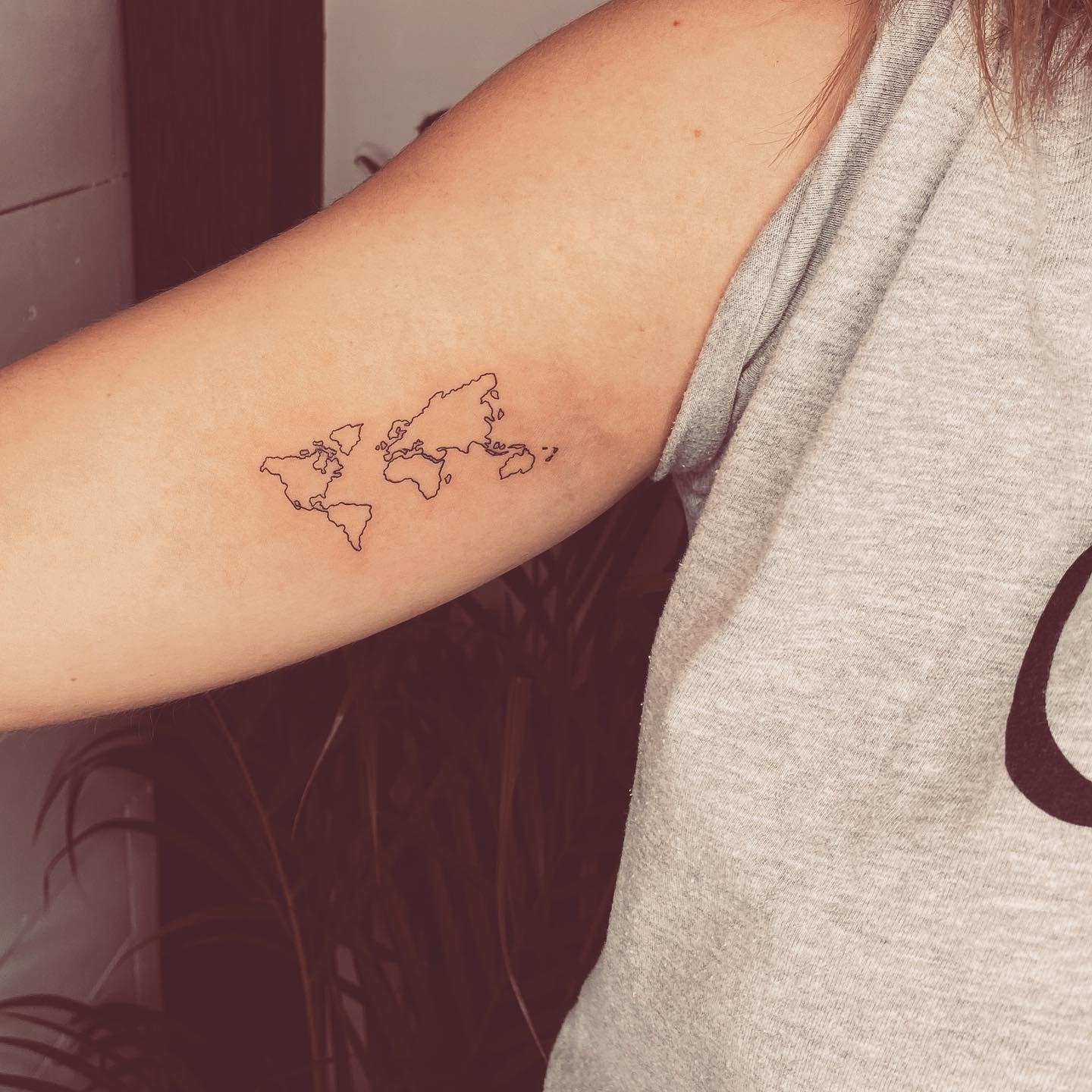 Tatuaje de diseño en antebrazo, línea fina Sinkply Madrid
