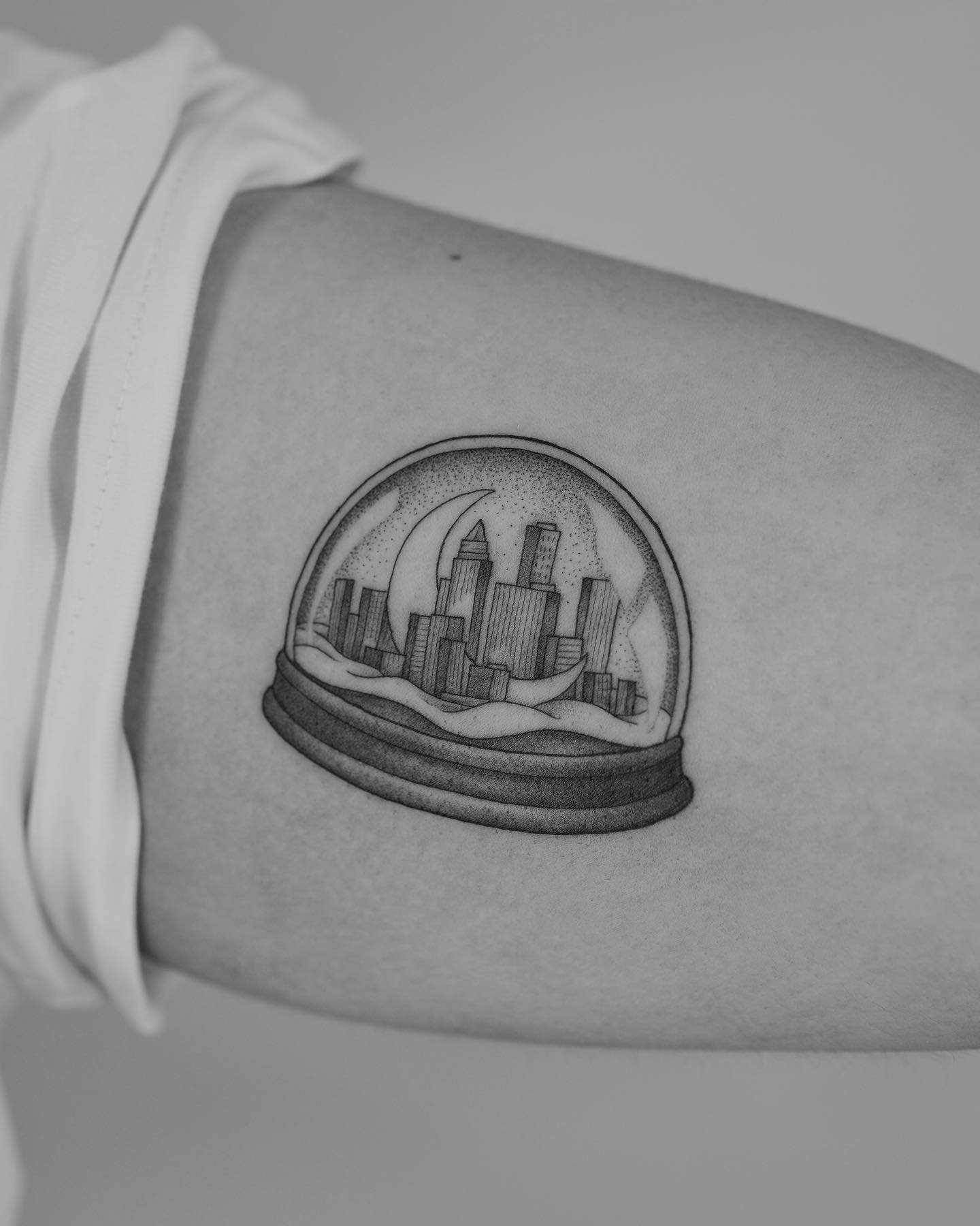 Tatuaje de diseño en antebrazo, línea fina Sinkply Madrid