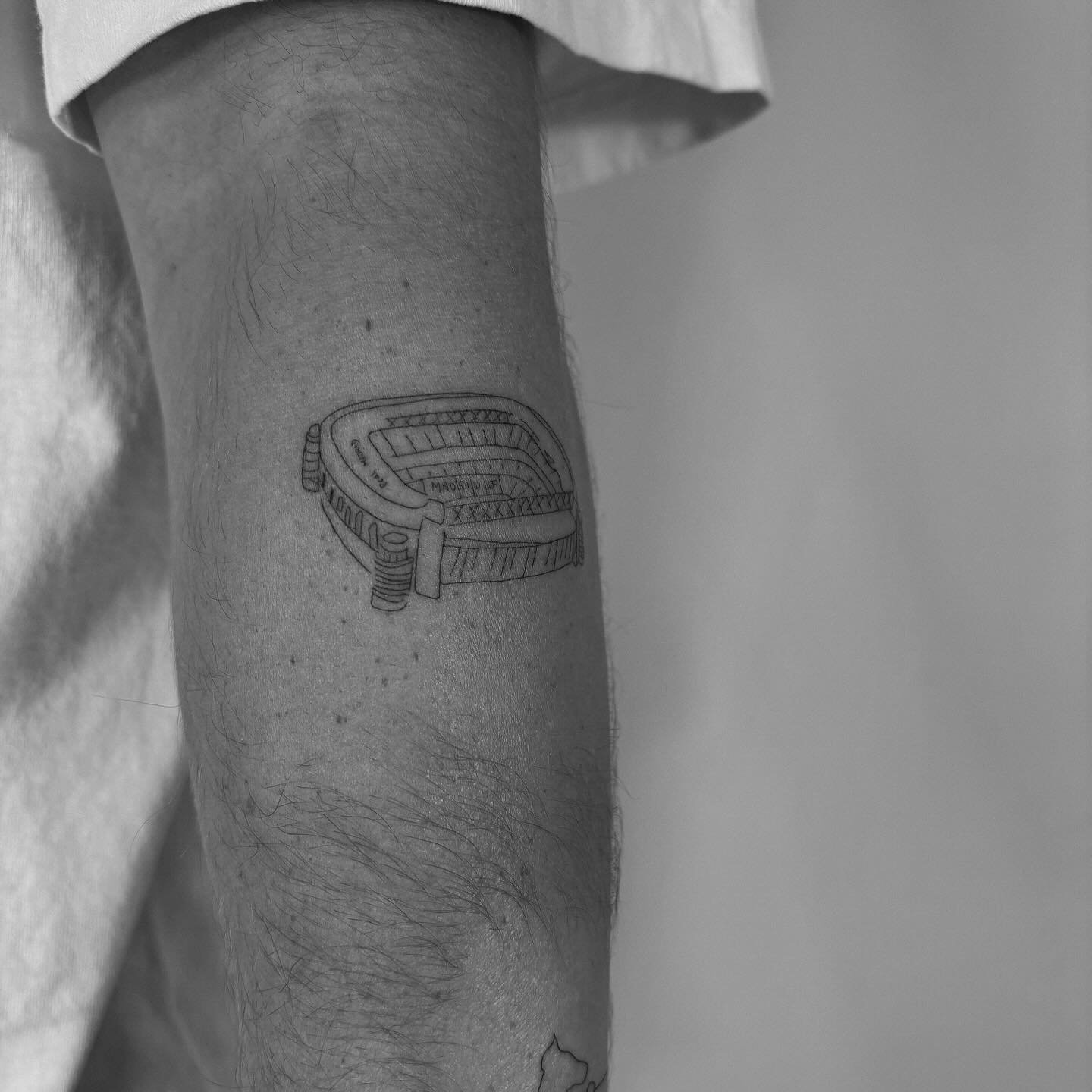 Tatuaje de diseño en antebrazo, línea fina Sinkply Madrid