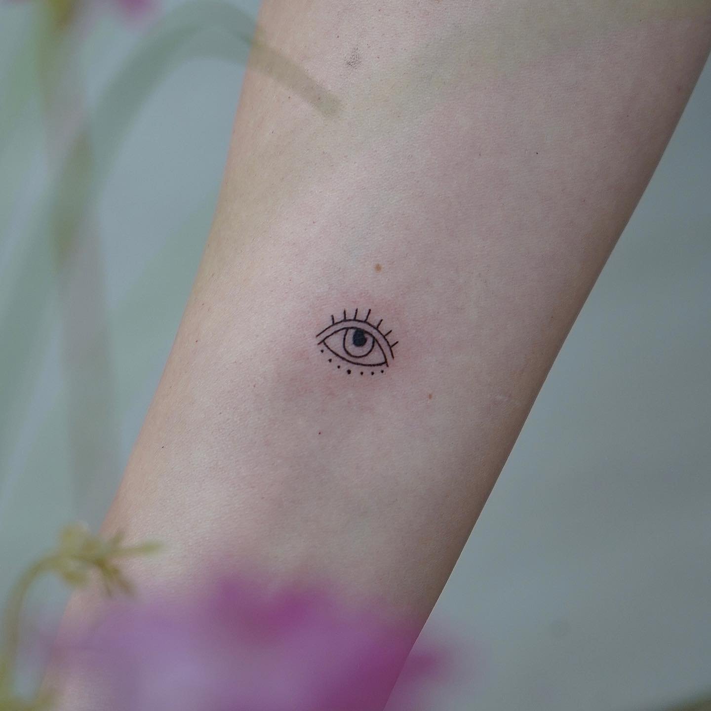 Tatuaje de diseño en antebrazo, línea fina Sinkply Madrid