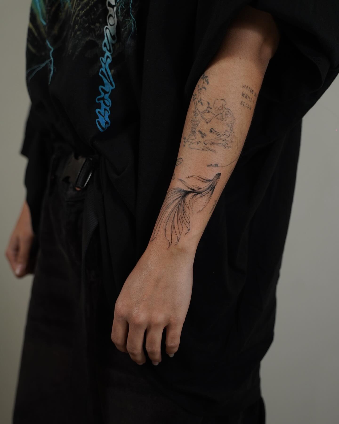 Tatuaje de diseño en antebrazo, línea fina Sinkply Madrid