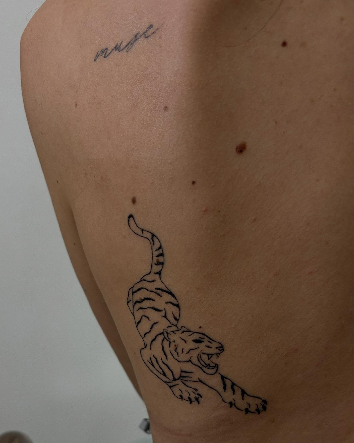 Tatuaje de diseño en antebrazo, línea fina Sinkply Madrid
