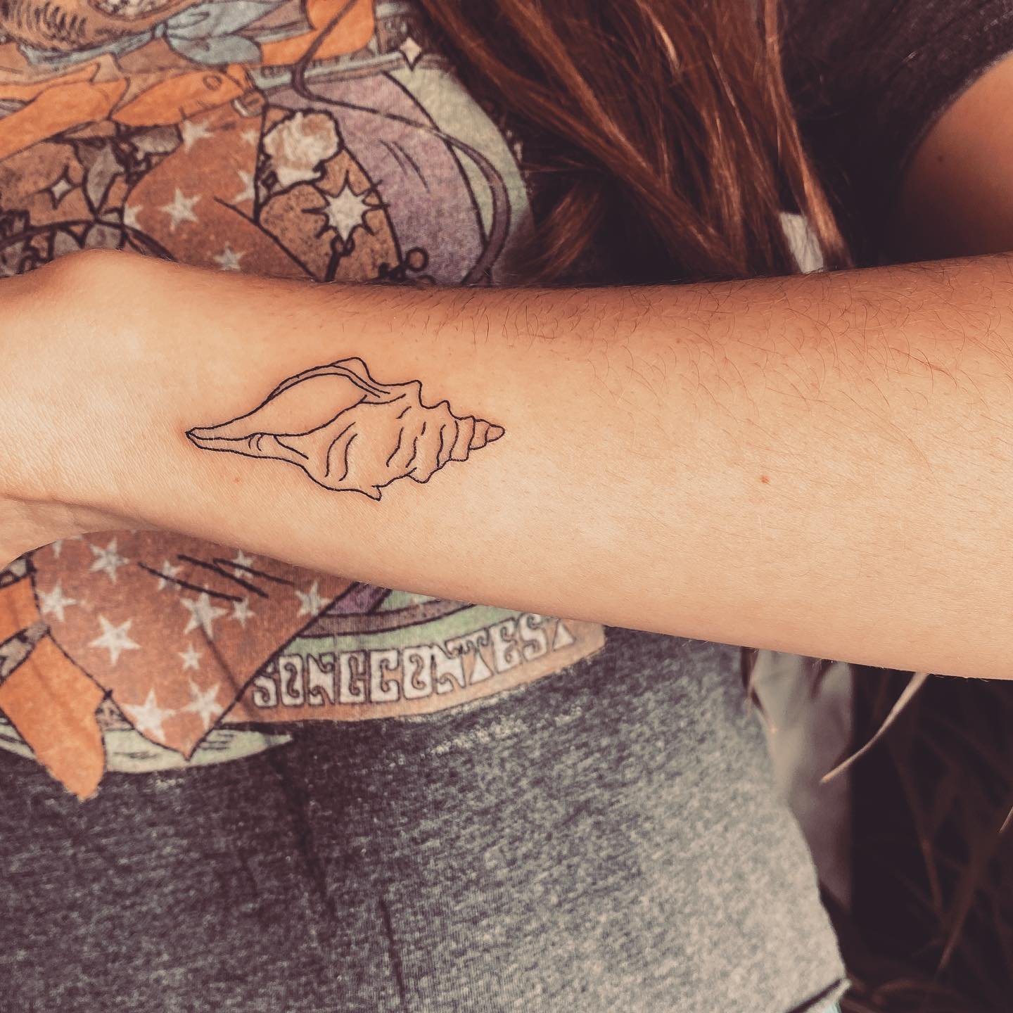 Tatuaje de diseño en antebrazo, línea fina Sinkply Studio