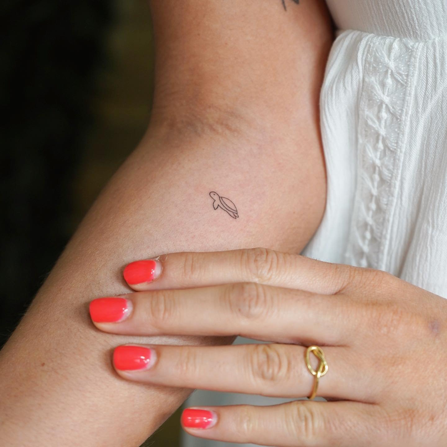 Tatuaje de diseño en antebrazo, línea fina Sinkply Madrid