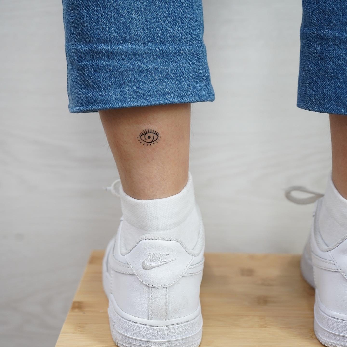 Tatuaje de diseño en antebrazo, línea fina Sinkply Madrid