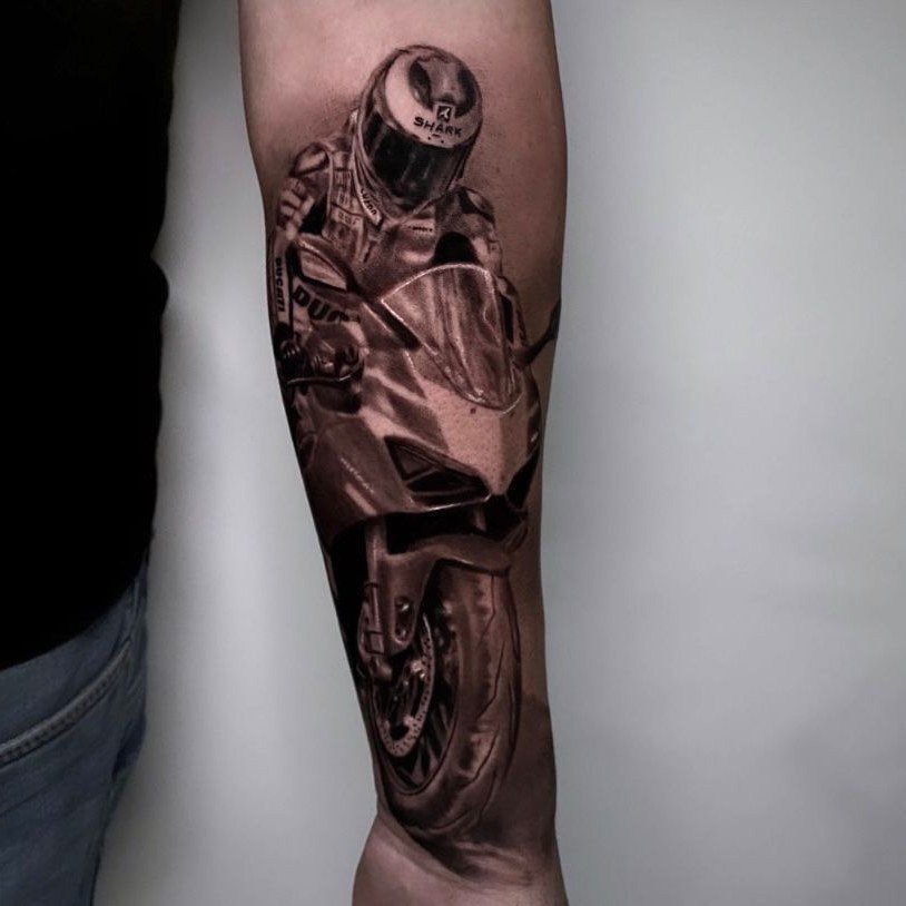Tatuaje de diseño en antebrazo, línea fina Sinkply Madrid