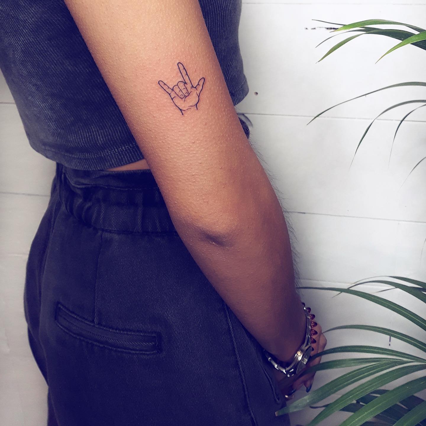 Tatuaje de diseño en antebrazo, línea fina Sinkply Madrid