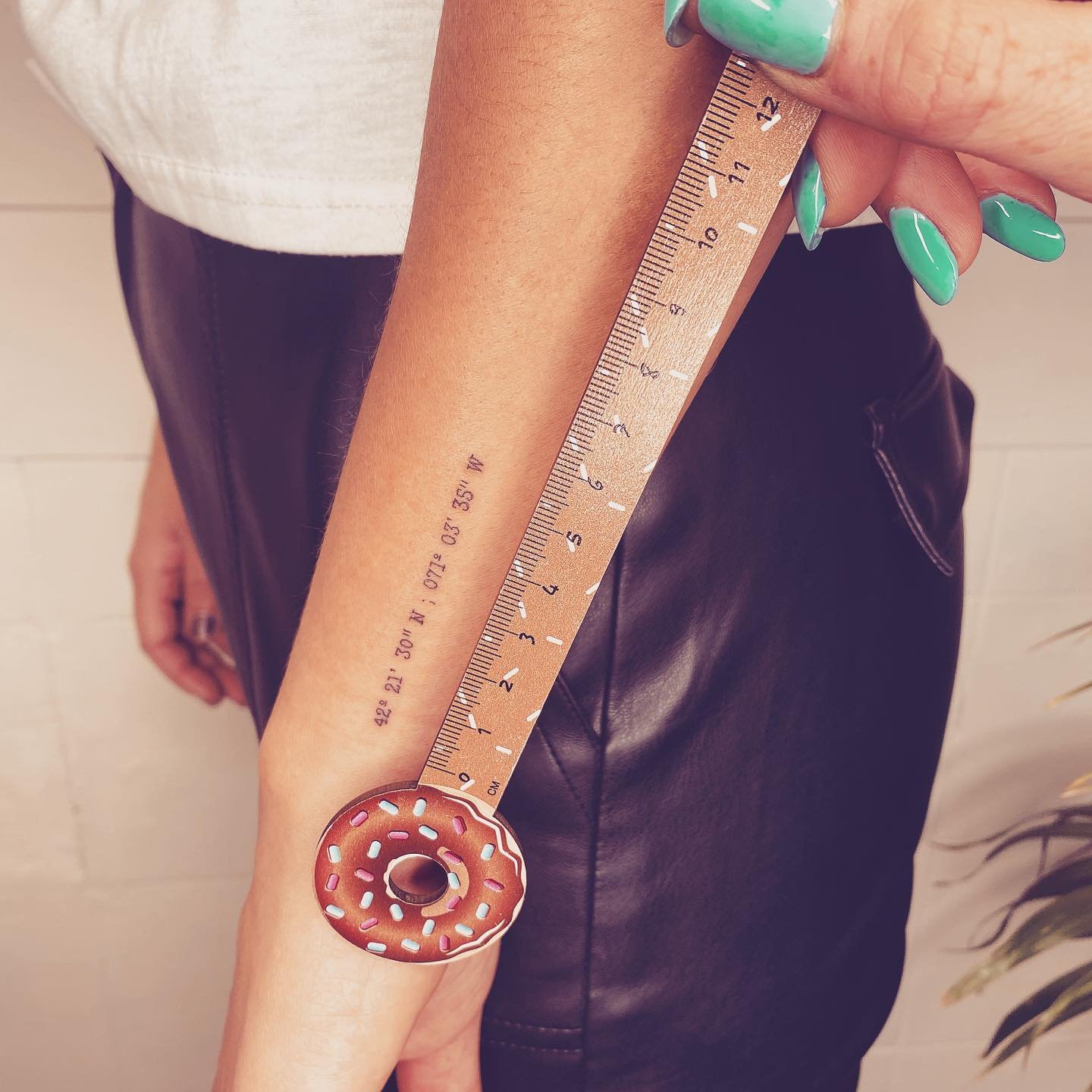 Tatuaje de diseño en antebrazo, línea fina Sinkply Madrid