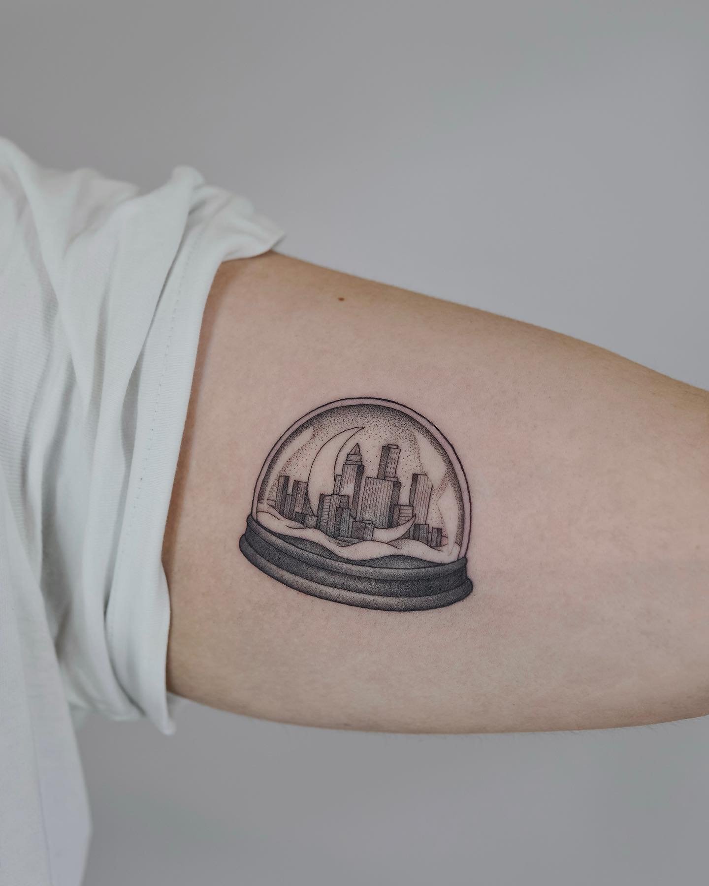 Tatuaje de diseño en antebrazo, línea fina Sinkply Madrid