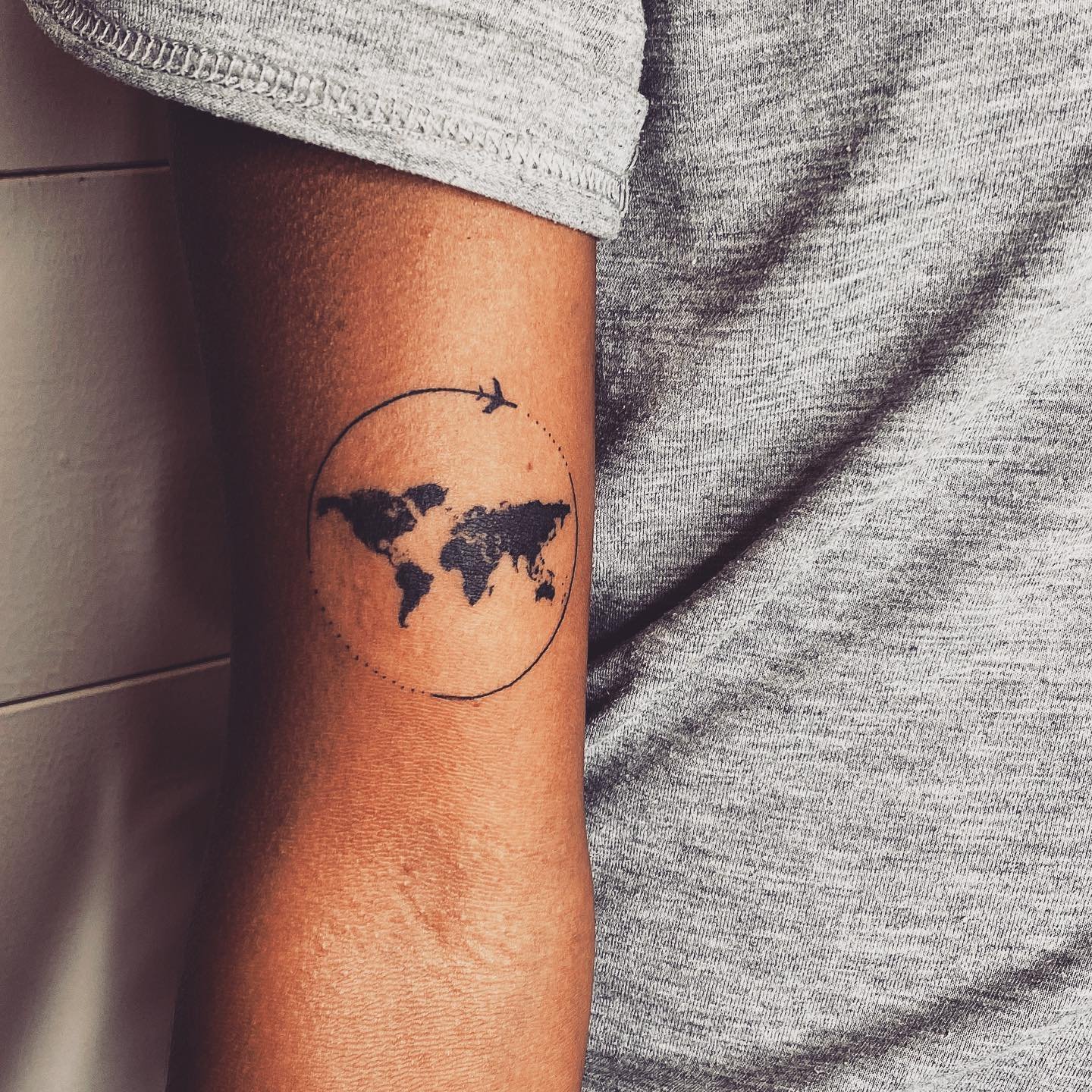 Tatuaje de diseño en antebrazo, línea fina Sinkply Madrid