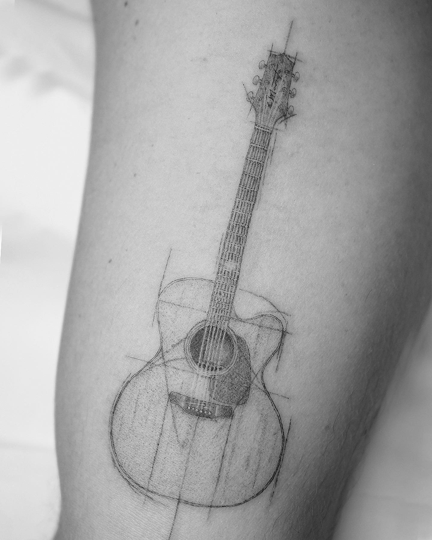 Tatuaje de diseño en antebrazo, línea fina Sinkply Madrid