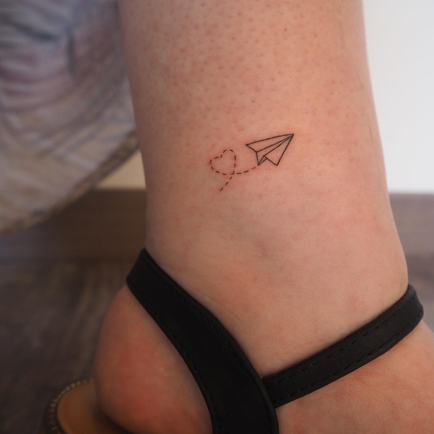 Tatuaje de diseño en antebrazo, línea fina Sinkply Madrid
