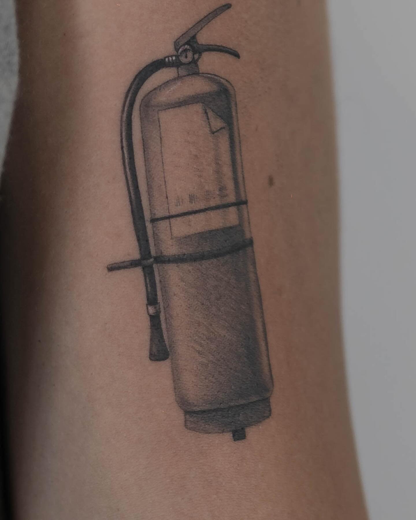 Tatuaje de diseño en antebrazo, línea fina Sinkply Madrid