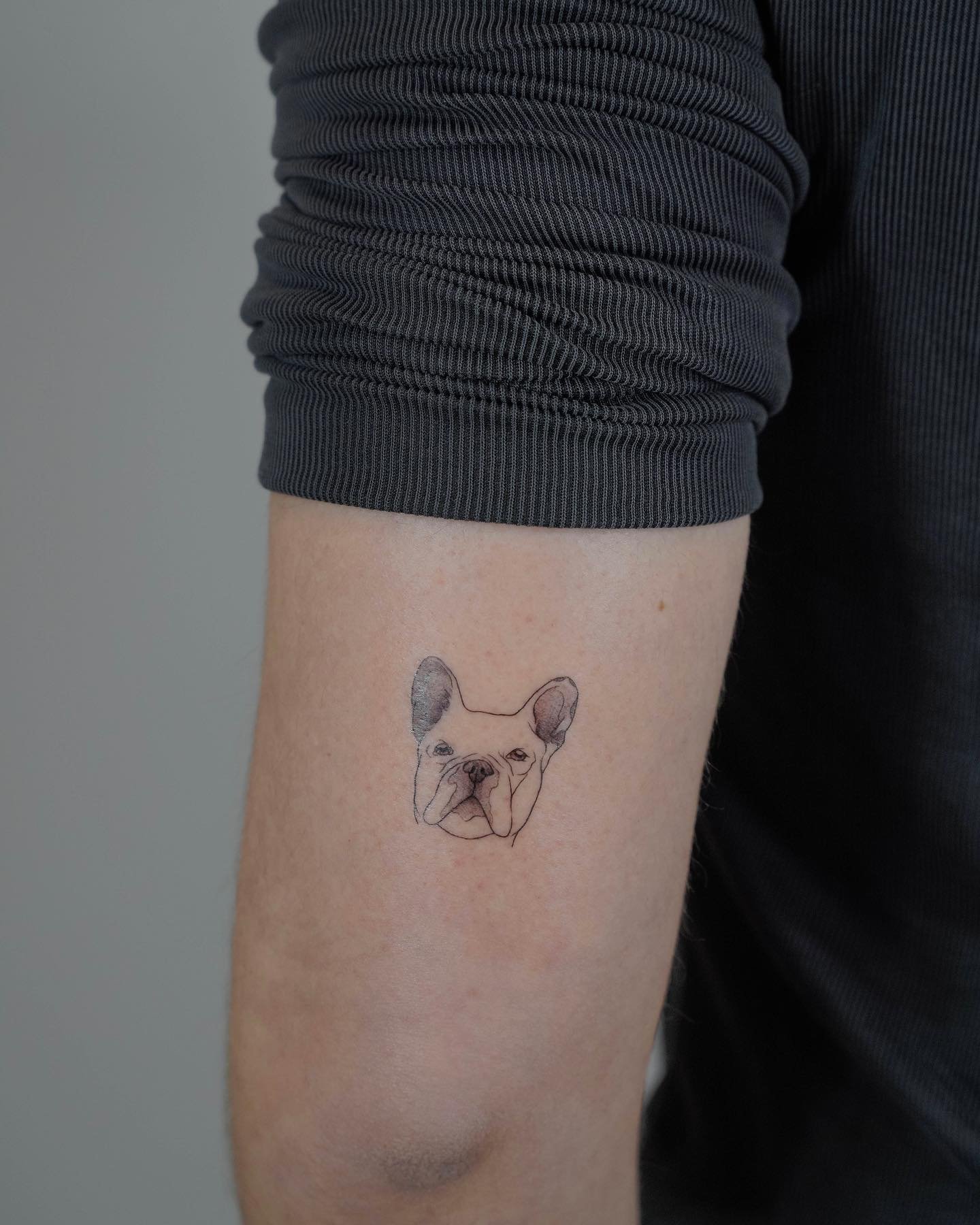 Tatuaje de diseño en antebrazo, línea fina Sinkply Madrid