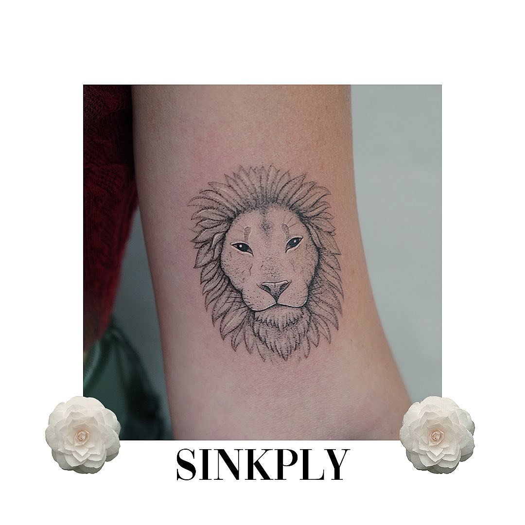 Tatuaje de diseño en antebrazo, línea fina Sinkply Madrid