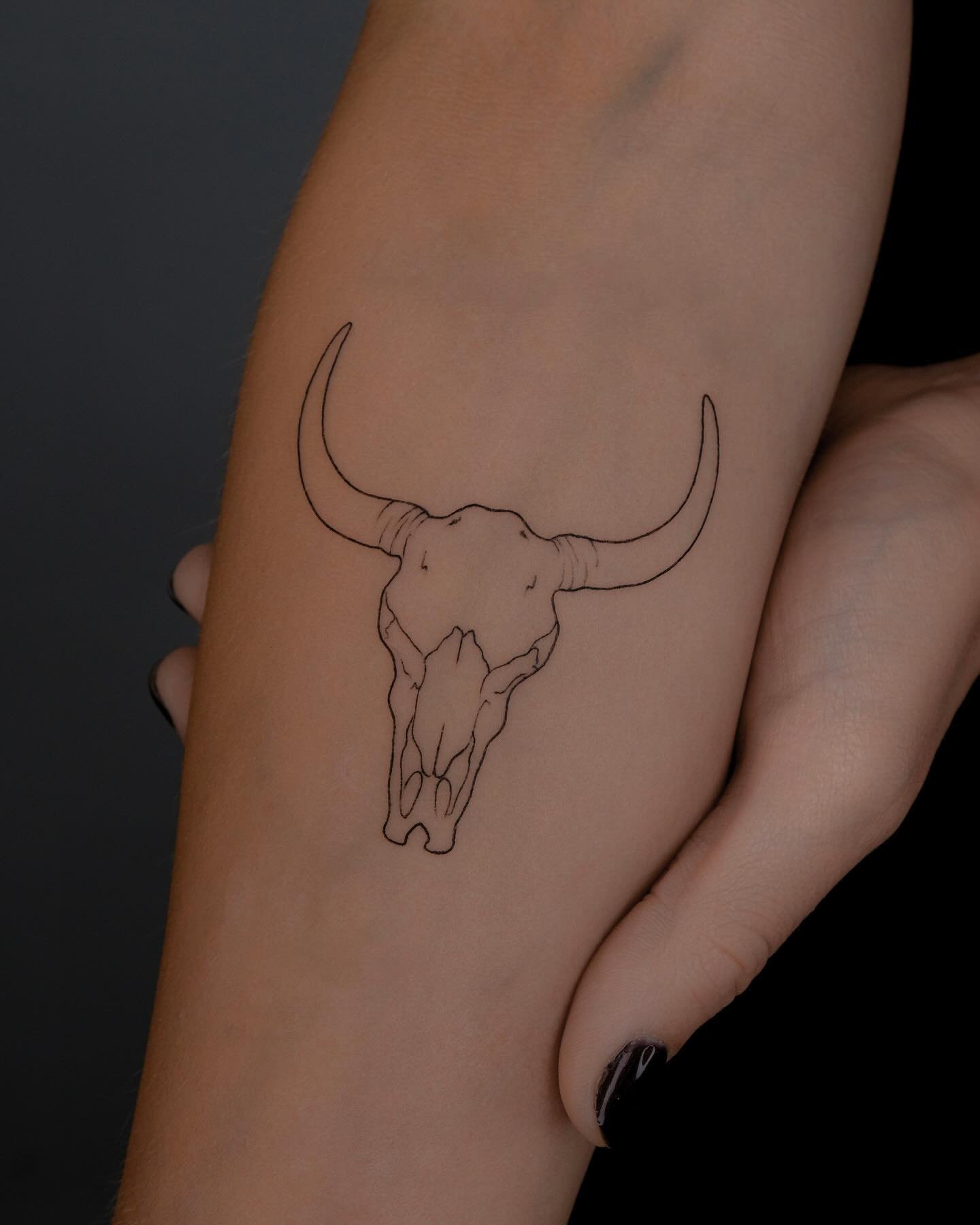 Tatuaje de diseño en antebrazo, línea fina Sinkply Madrid