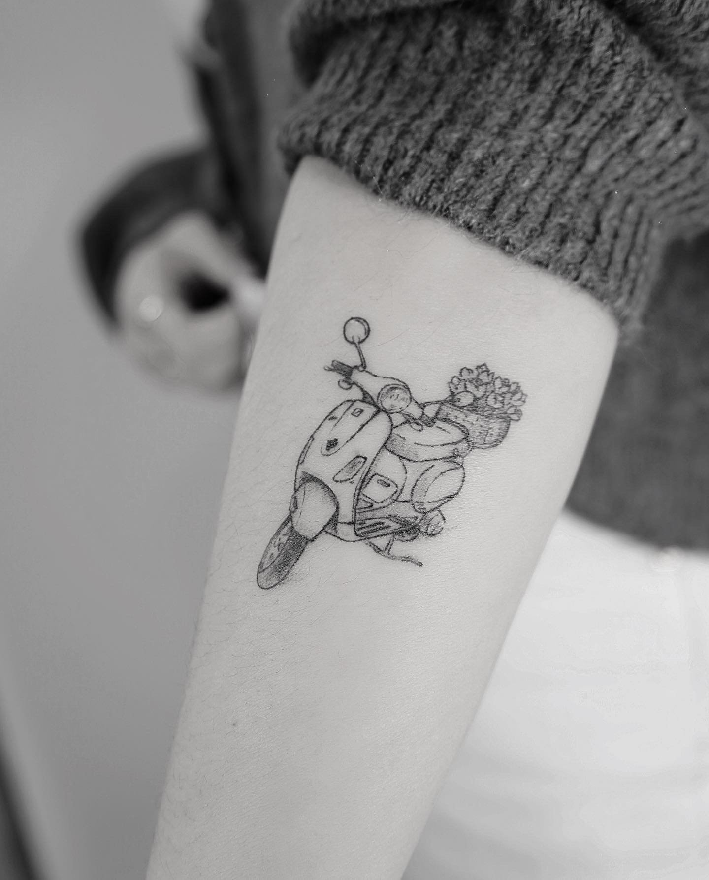 Tatuaje de diseño en antebrazo, línea fina Sinkply Madrid