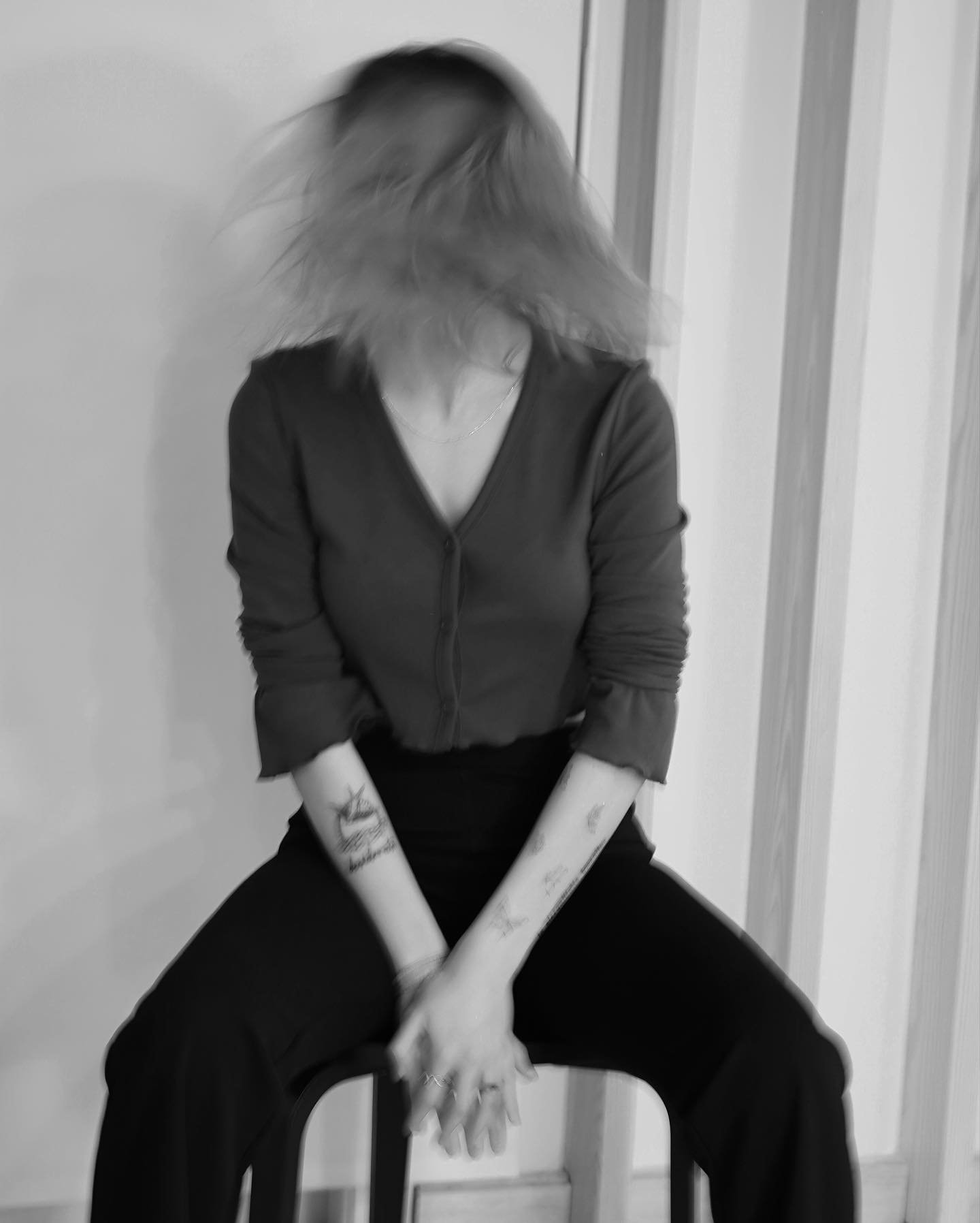 Tatuaje de diseño en antebrazo, línea fina Sinkply Madrid