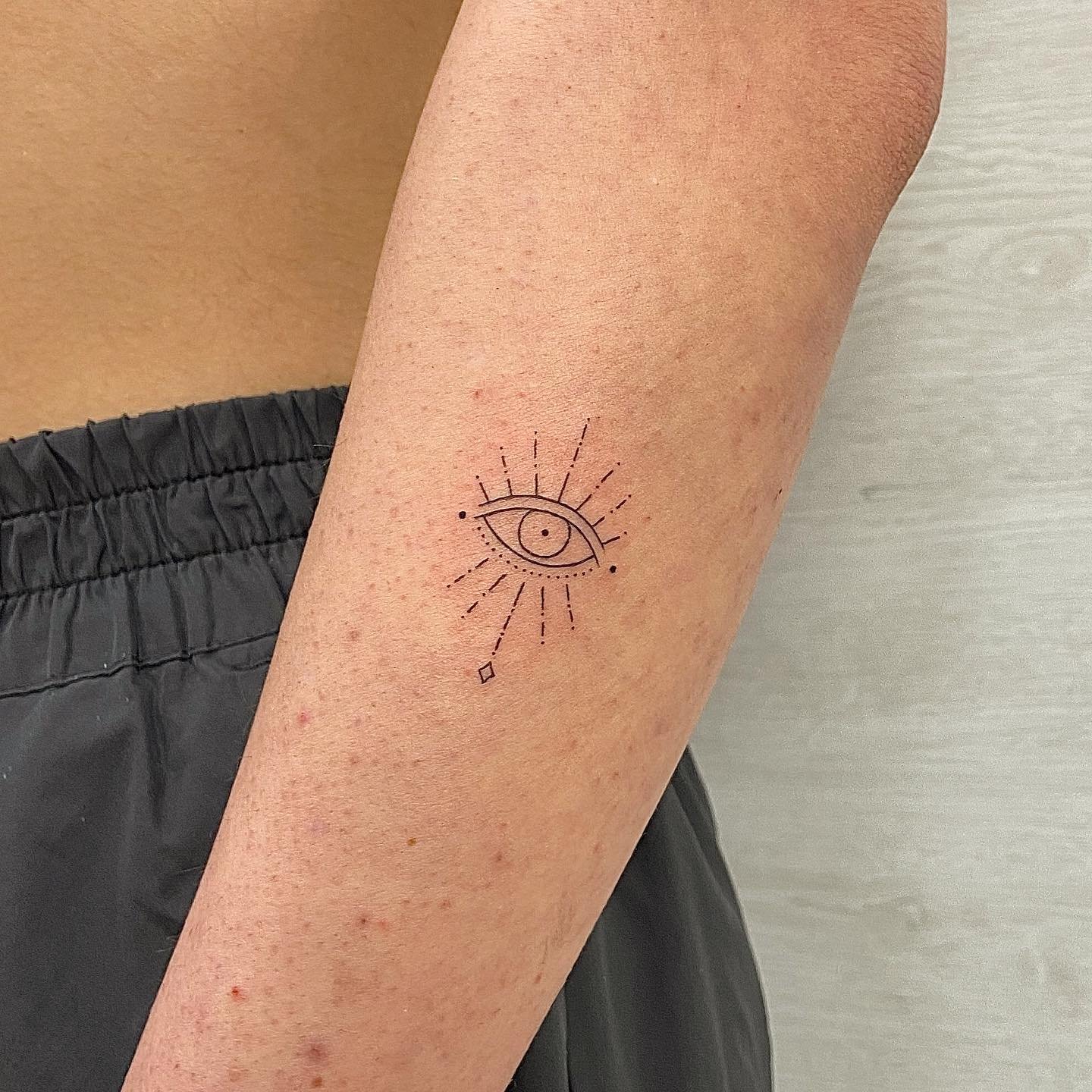 Tatuaje de diseño en antebrazo, línea fina Sinkply Madrid