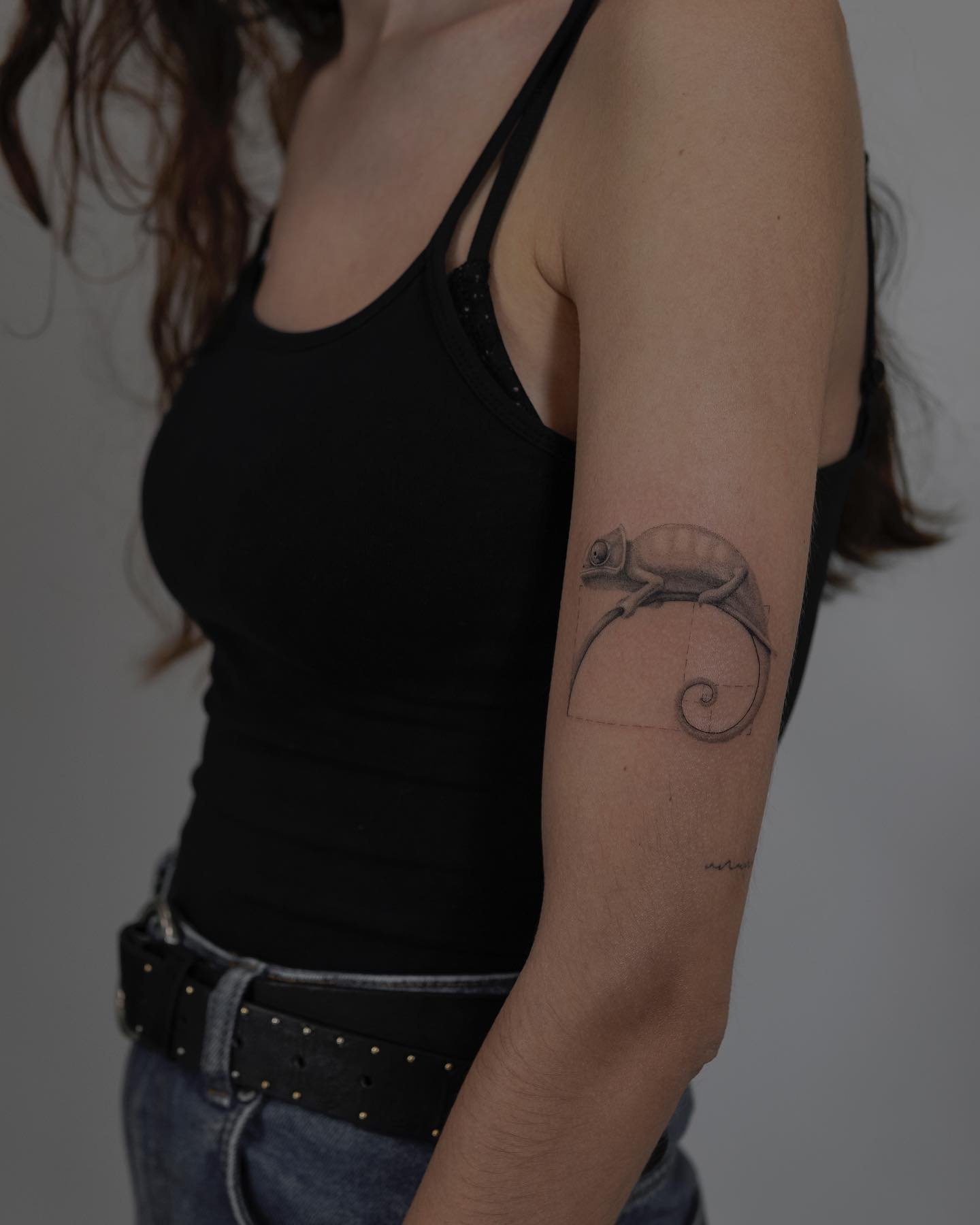 Tatuaje de diseño en antebrazo, línea fina Sinkply Madrid