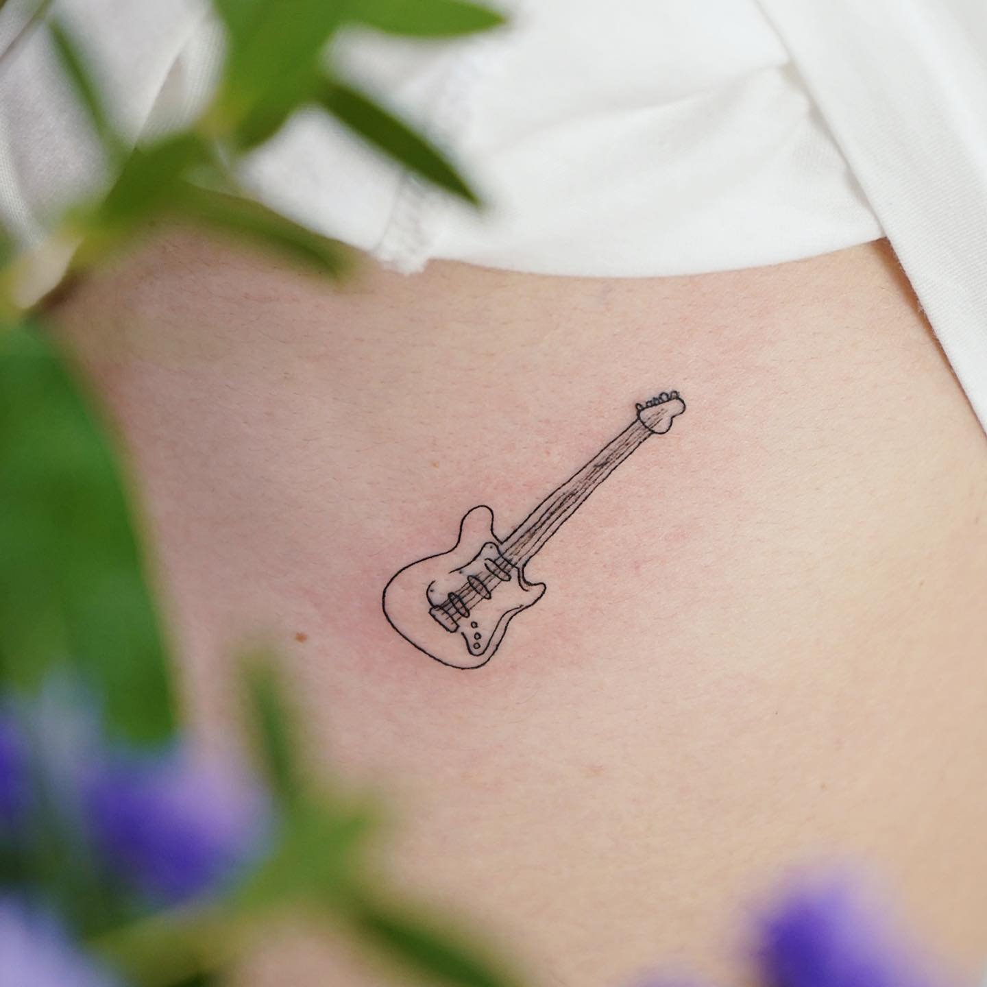 Tatuaje de diseño en antebrazo, línea fina Sinkply Madrid