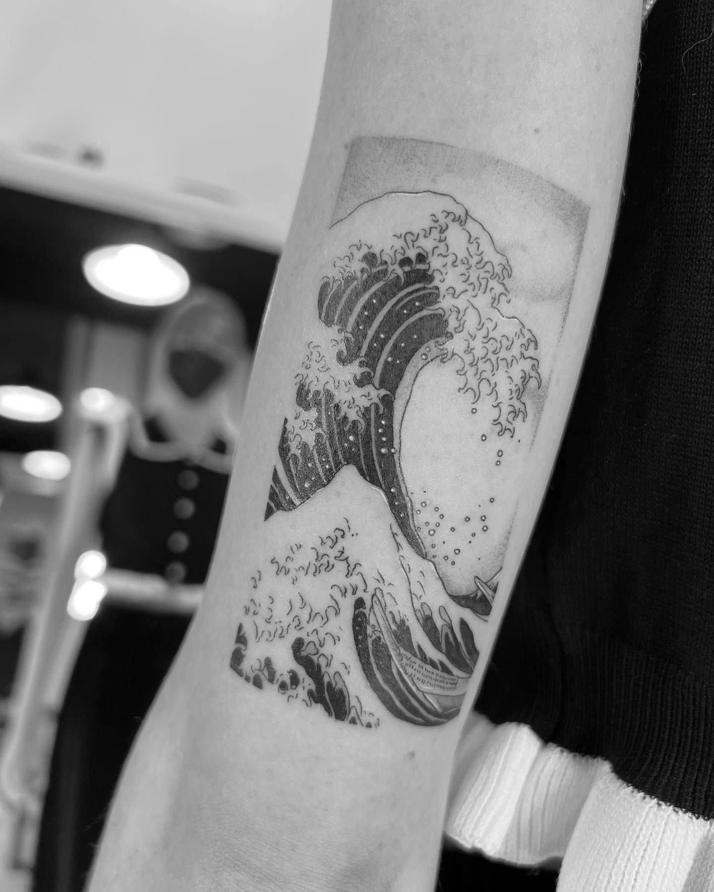 Tatuaje de diseño en antebrazo, línea fina Sinkply Madrid