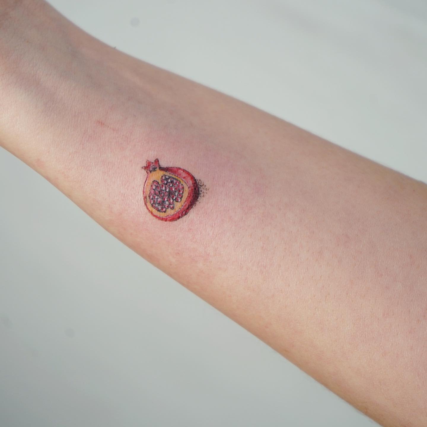 Tatuaje de diseño en antebrazo, línea fina Sinkply Madrid