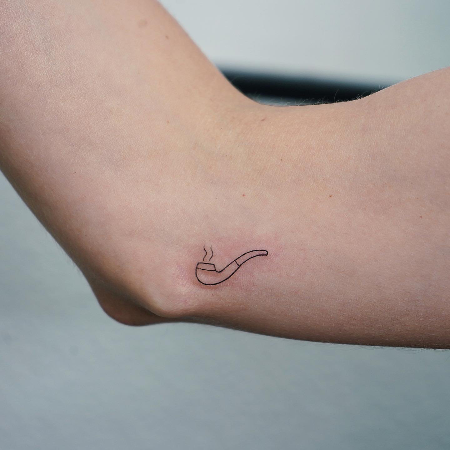 Tatuaje de diseño en antebrazo, línea fina Sinkply Madrid