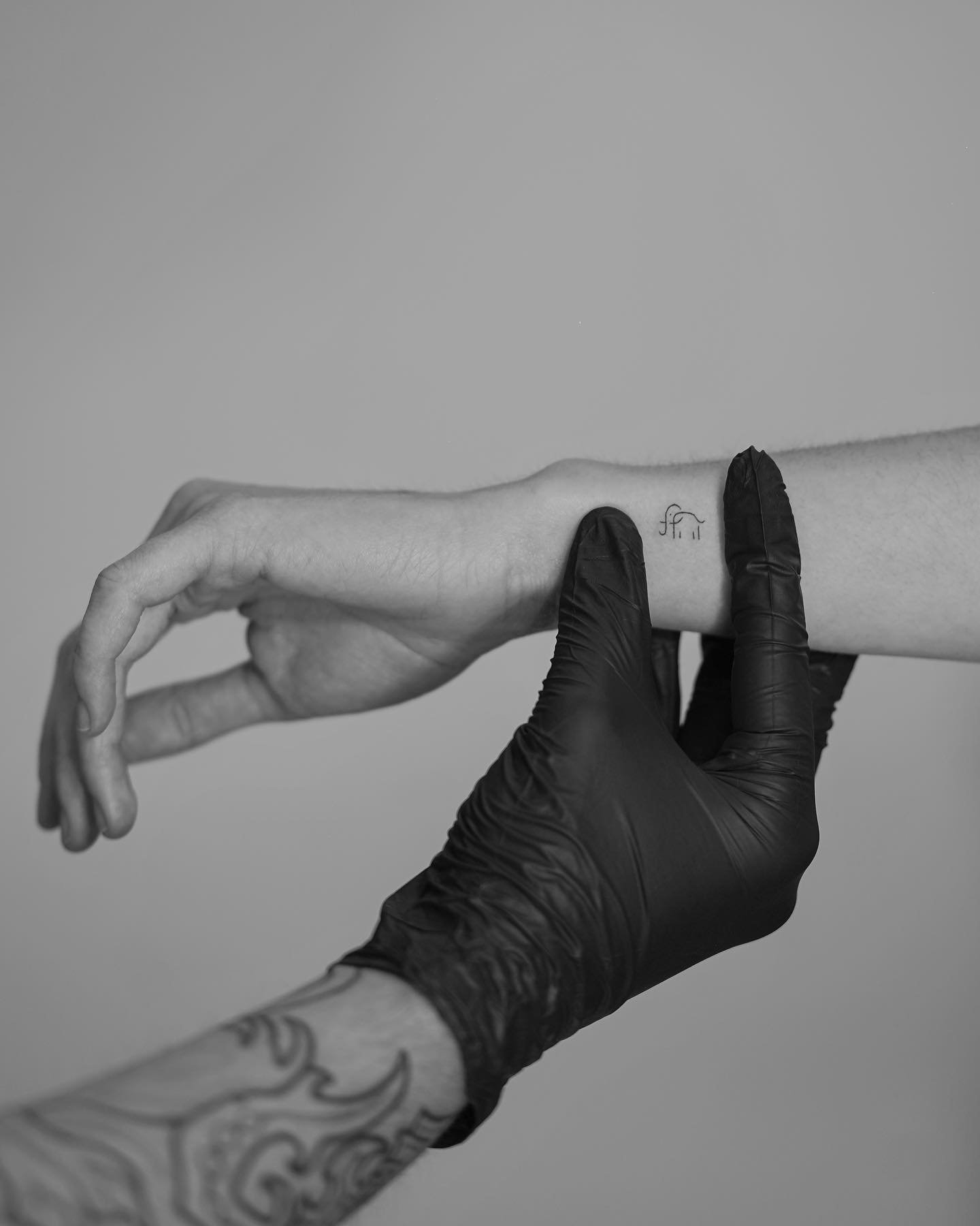 Tatuaje de diseño en antebrazo, línea fina Sinkply Madrid