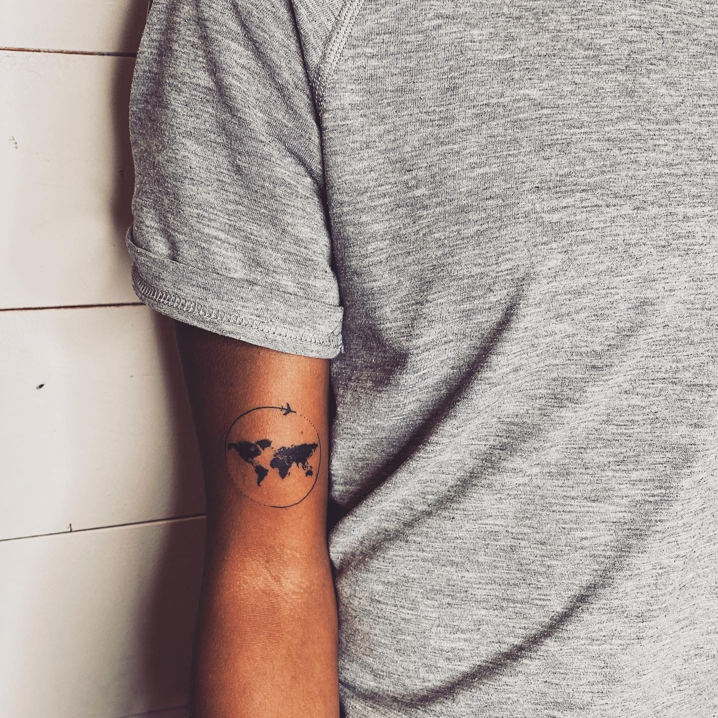 Tatuaje de diseño en antebrazo, línea fina Sinkply Madrid