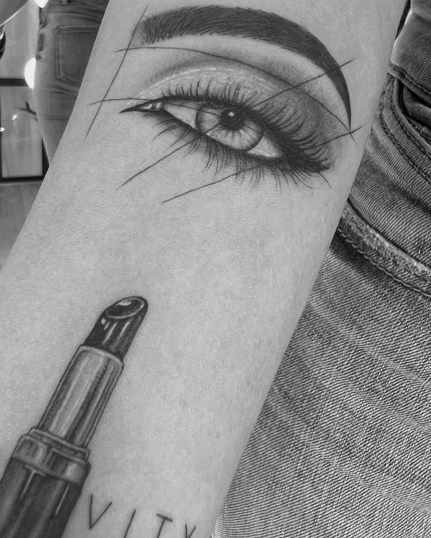 Tatuaje de diseño en antebrazo, línea fina Sinkply Madrid