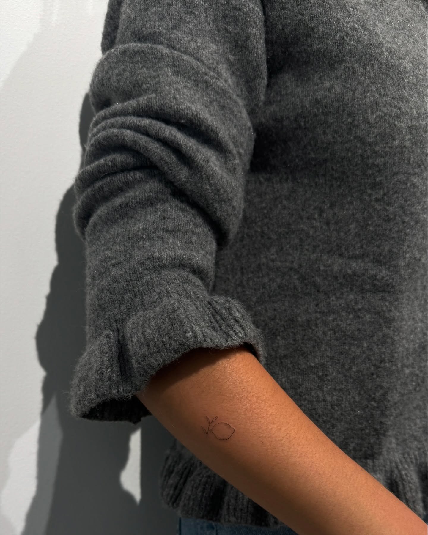 Tatuaje de diseño en antebrazo, línea fina Sinkply Madrid