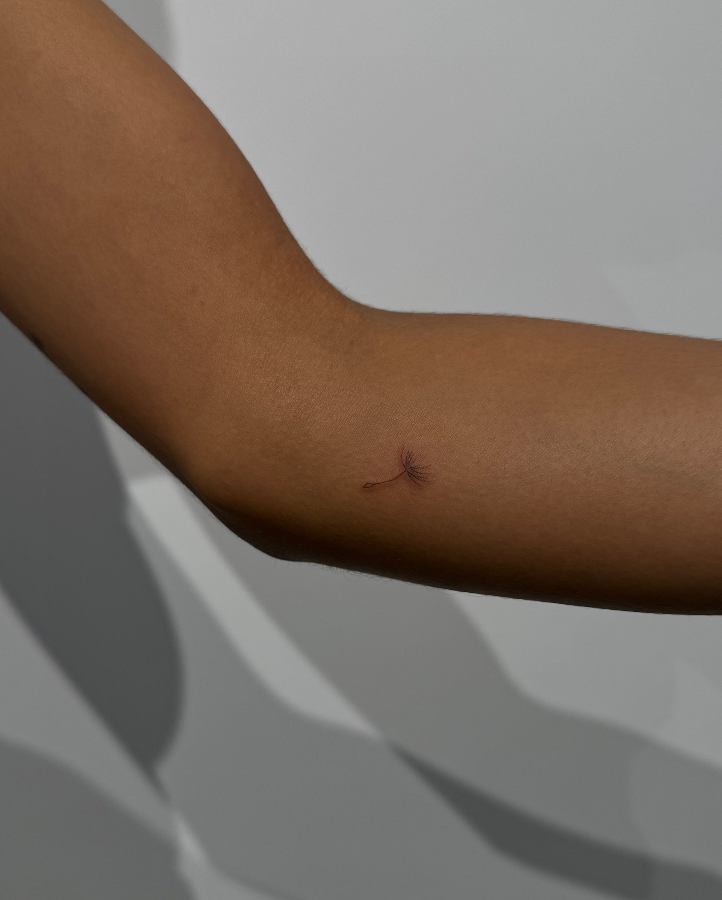 Tatuaje de diseño en antebrazo, línea fina Sinkply Madrid
