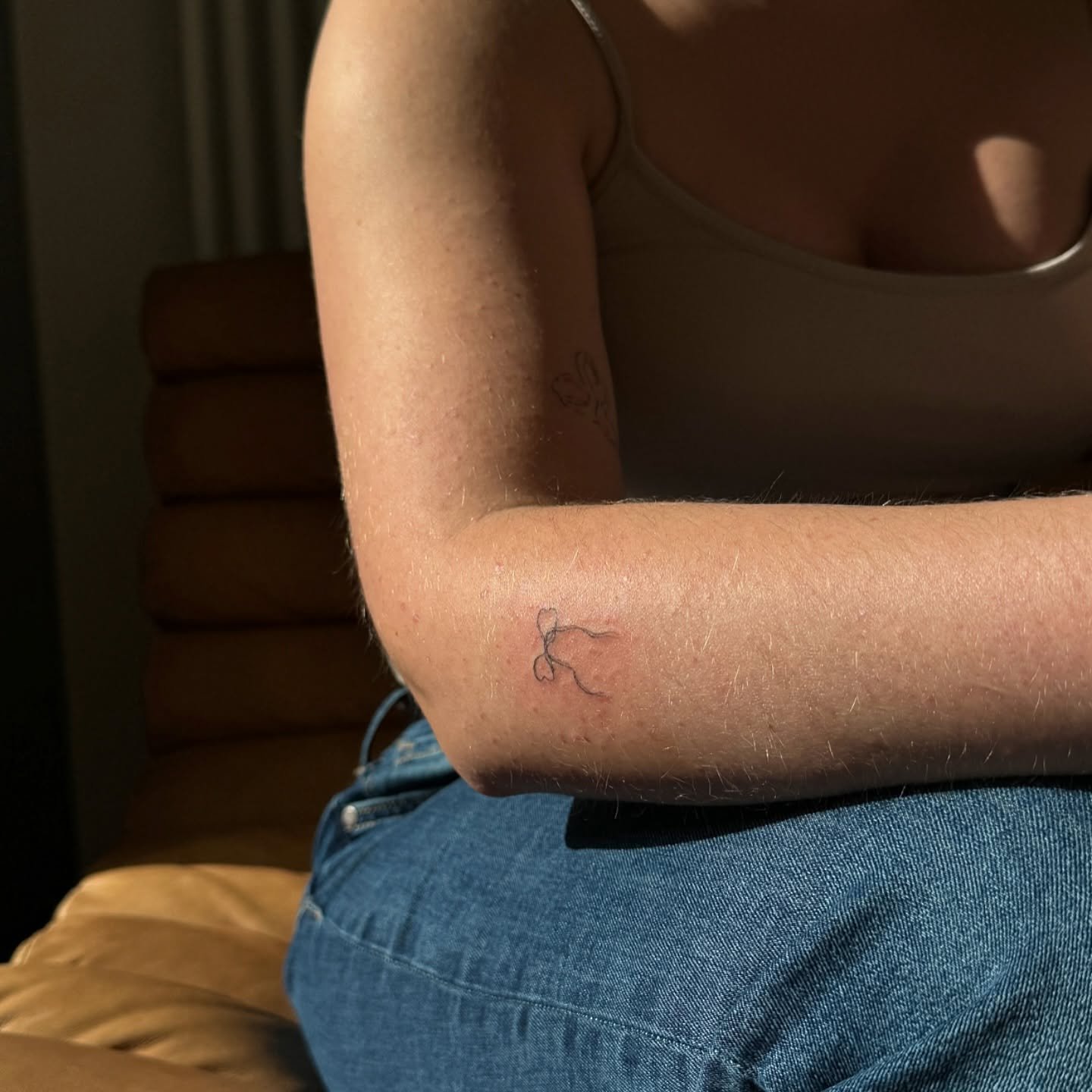 Tatuaje de diseño en antebrazo, línea fina Sinkply Madrid