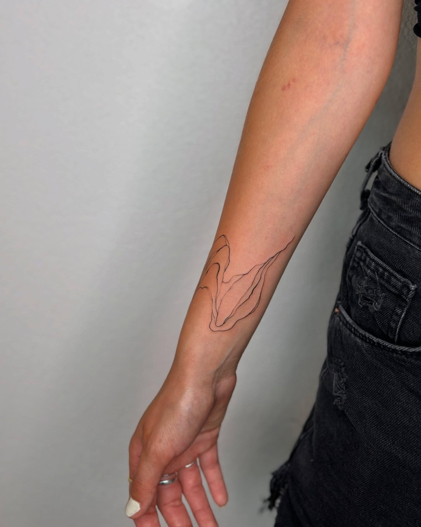 Tatuaje de diseño en antebrazo, línea fina Sinkply Madrid